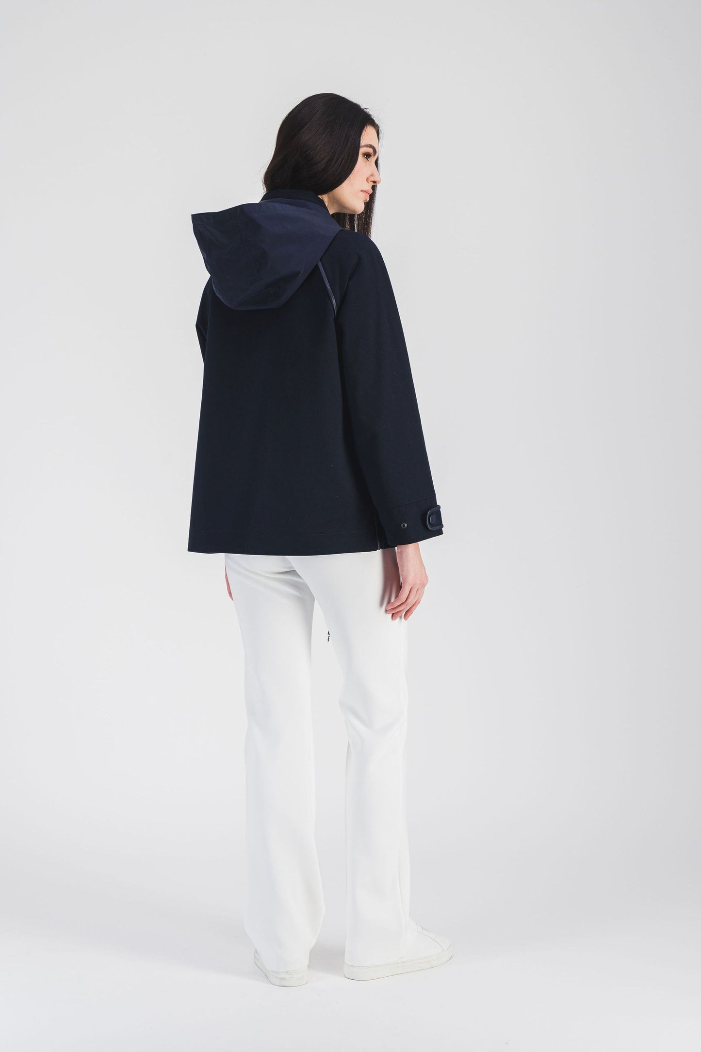 Veste trench courte en coton Imperméable trench marine, poches plaquées et capuche contrastante avec détails signés.