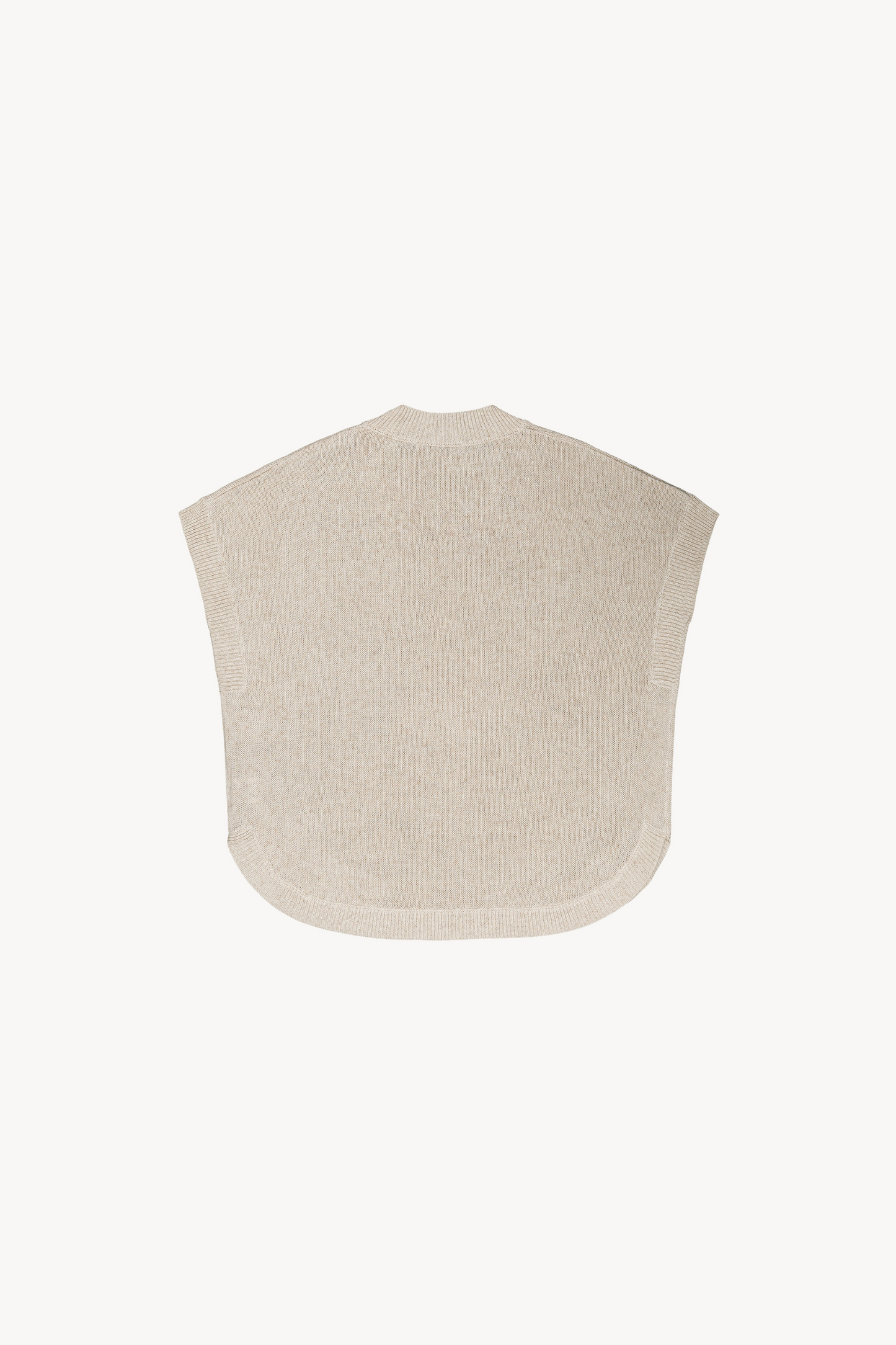 Ce pancho beige se distingue par sa simplicité élégante et sa coupe ample.