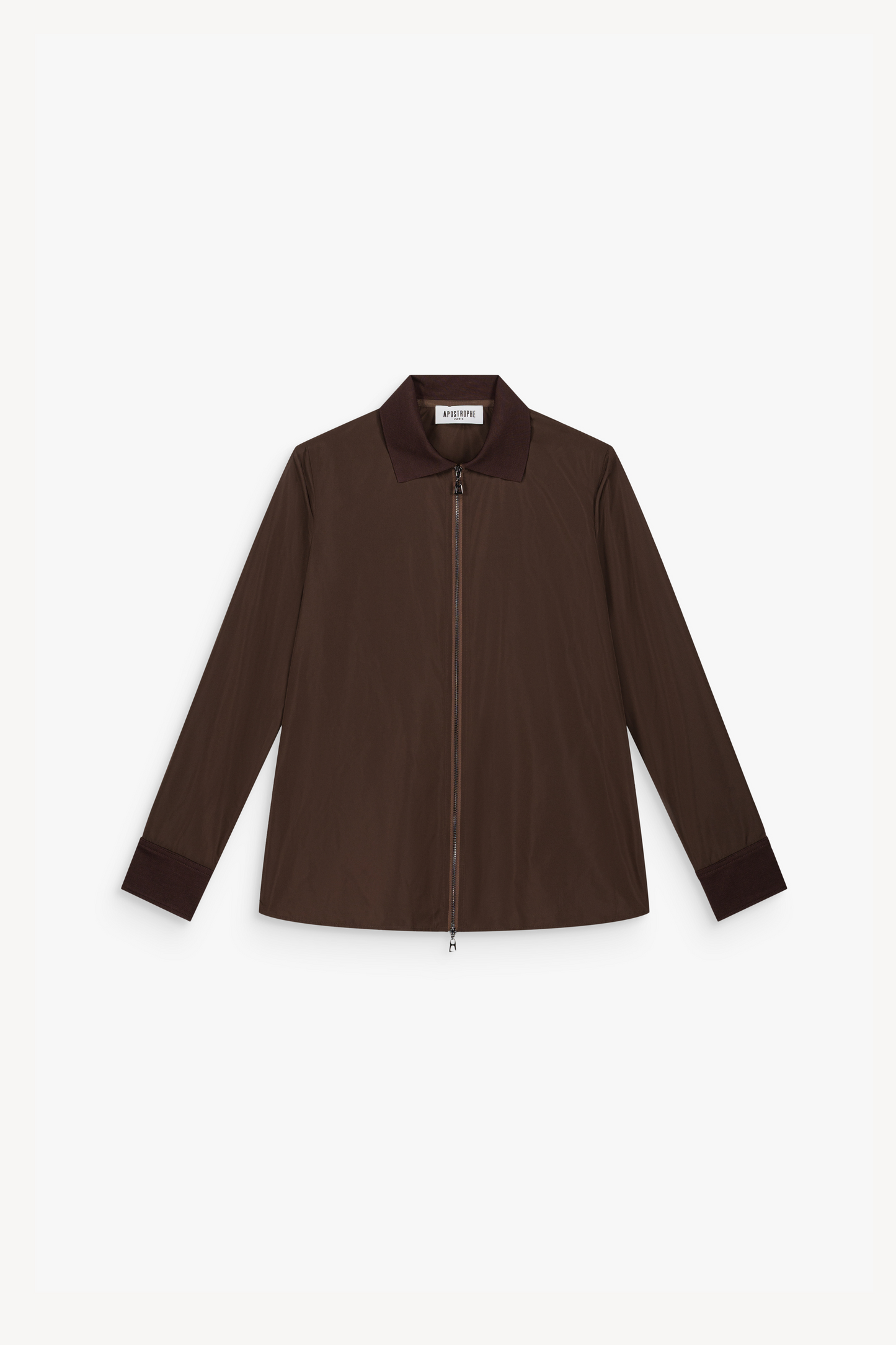 Surchemise marron foncé au style saharien modernisé. Col maille , fermeture zippée et poches cargo.