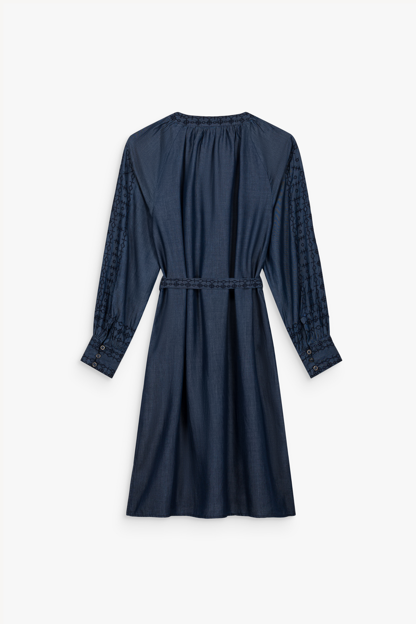 Cette robe tunique en chambray. Broderies délicates, col ouvert et volume fluide