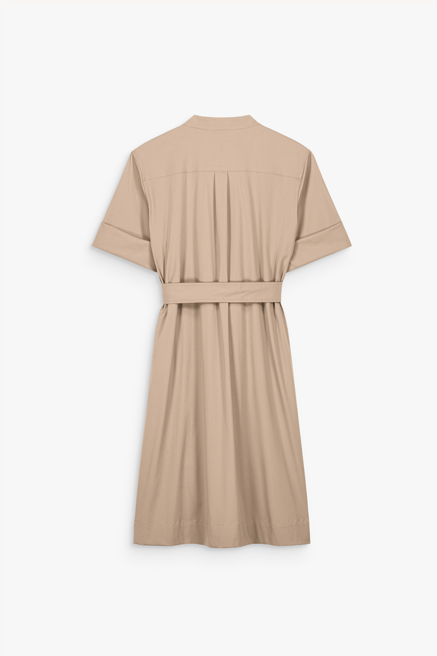 Robe beige structurée. Col officier, finitions discrètes