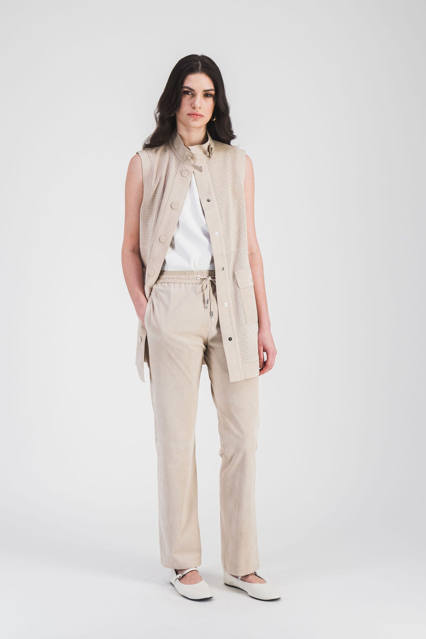Ce pantalon en daim beige clair avec taille élastique et cordon ajustable assure confort et raffinement pour un look moderne.