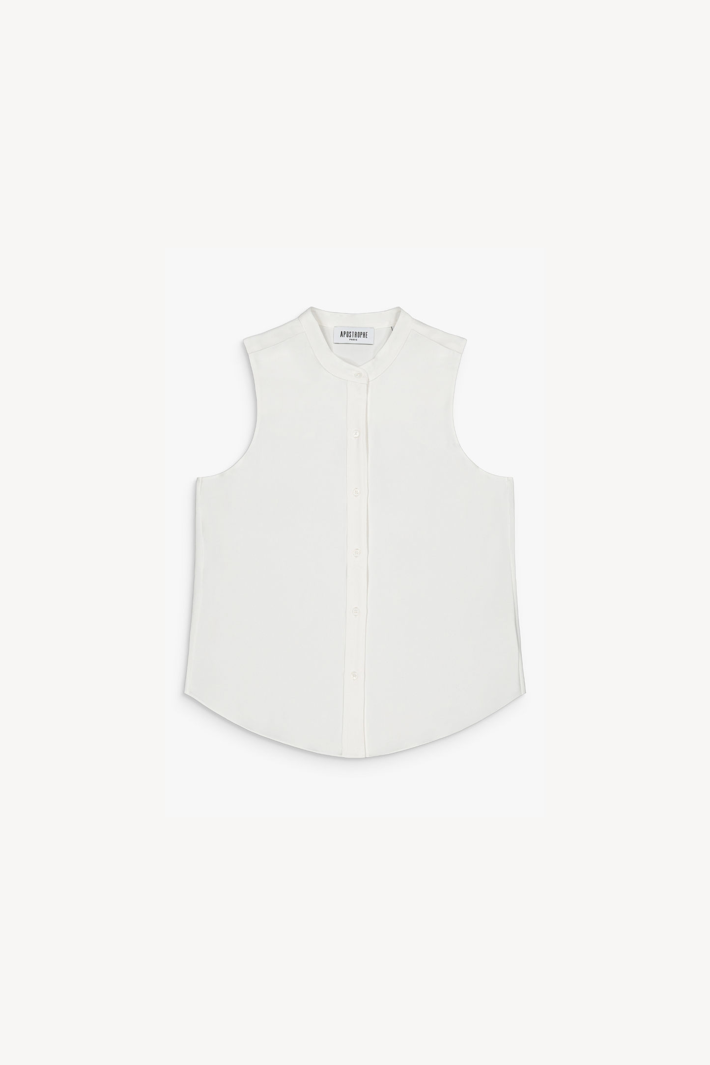 Blouse blanc cassé sans manches en soie, col mao et coupe fluide.