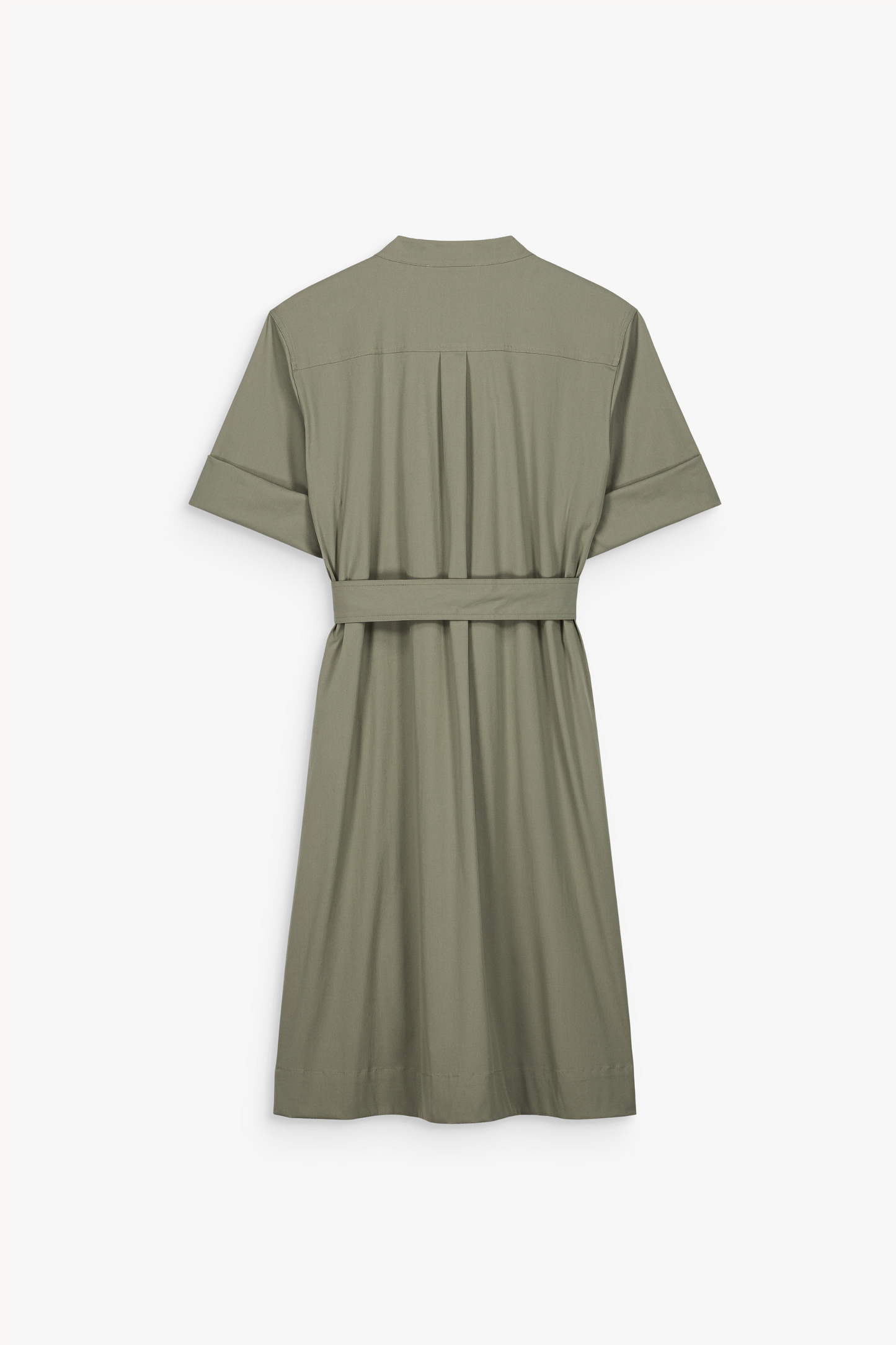 Cette robe en coton stretch. Col officier, poches poitrine et détails soignés