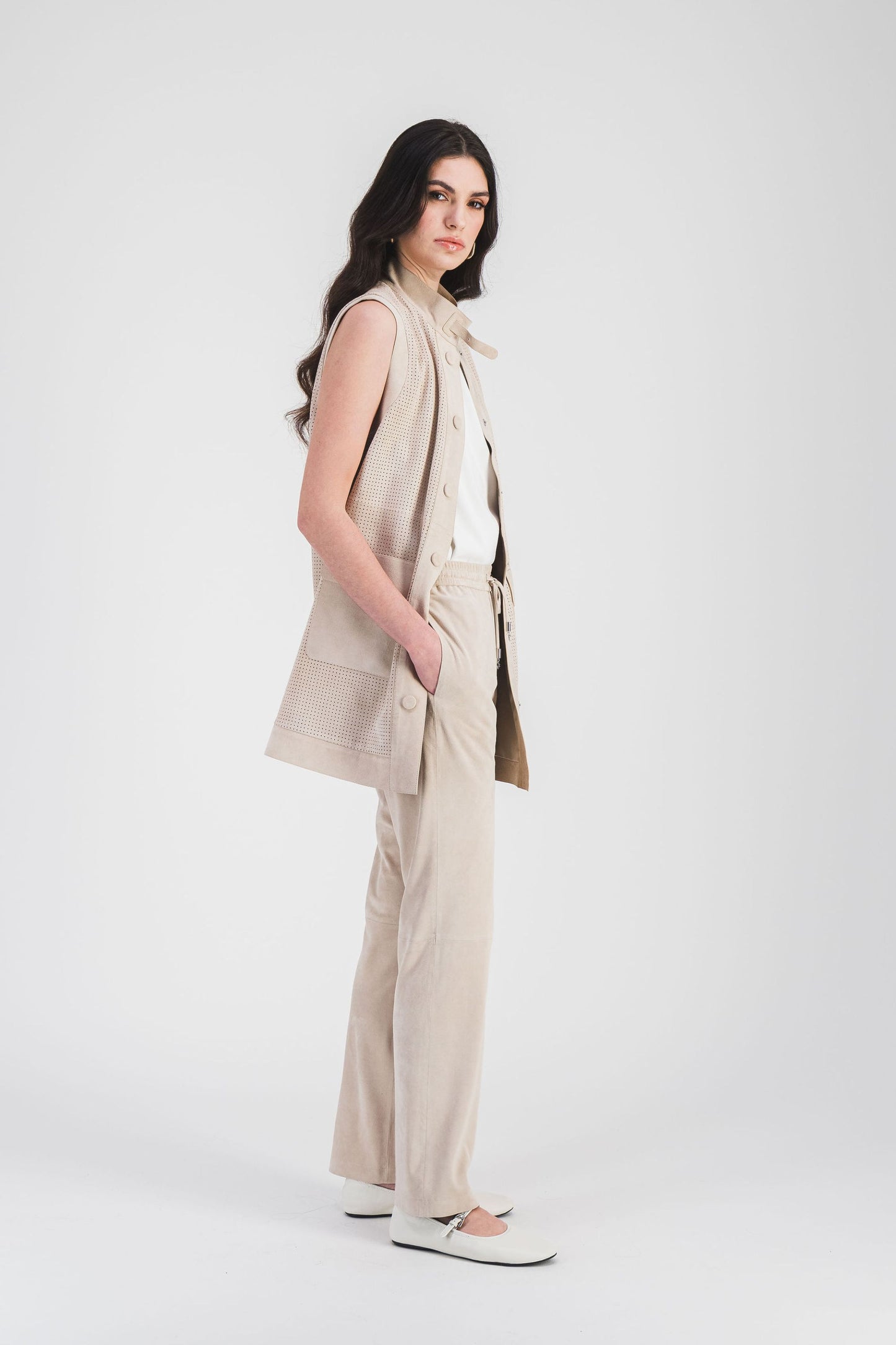 Pantalon fluide en daim beige clair avec taille élastique et cordon, parfait pour un style raffiné et confortable au quotidien.