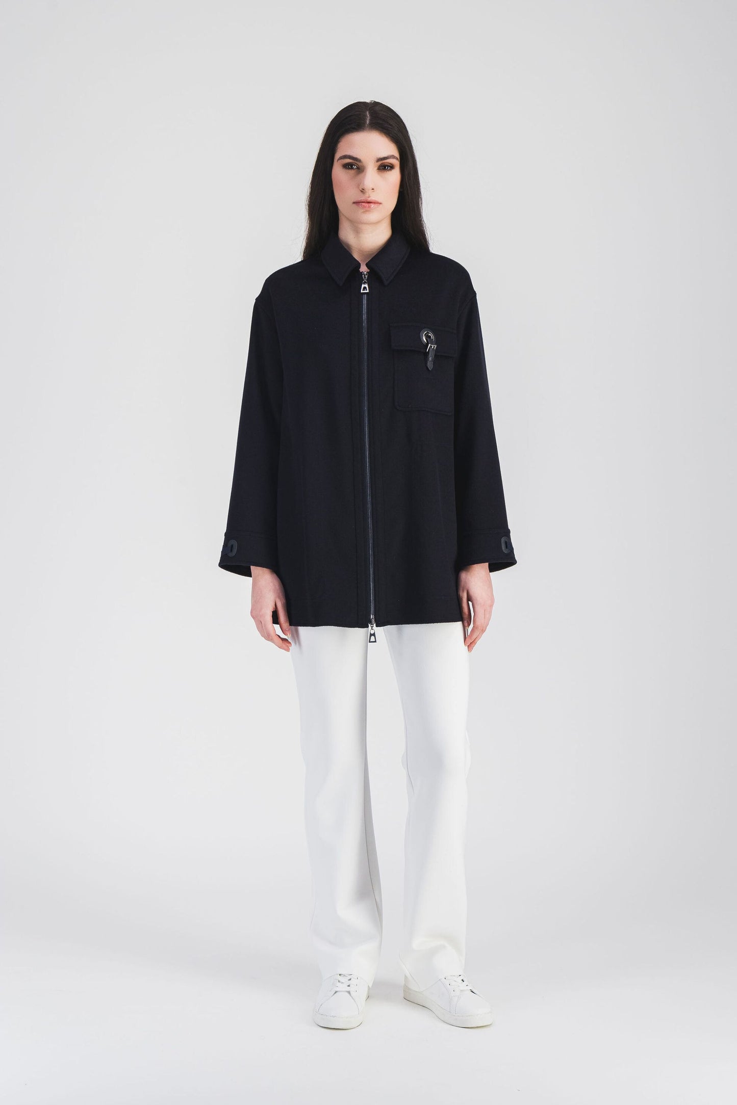 Un design moderne, ce manteau en flanelle de cachemire avec poches plaquées et détails en cuir.