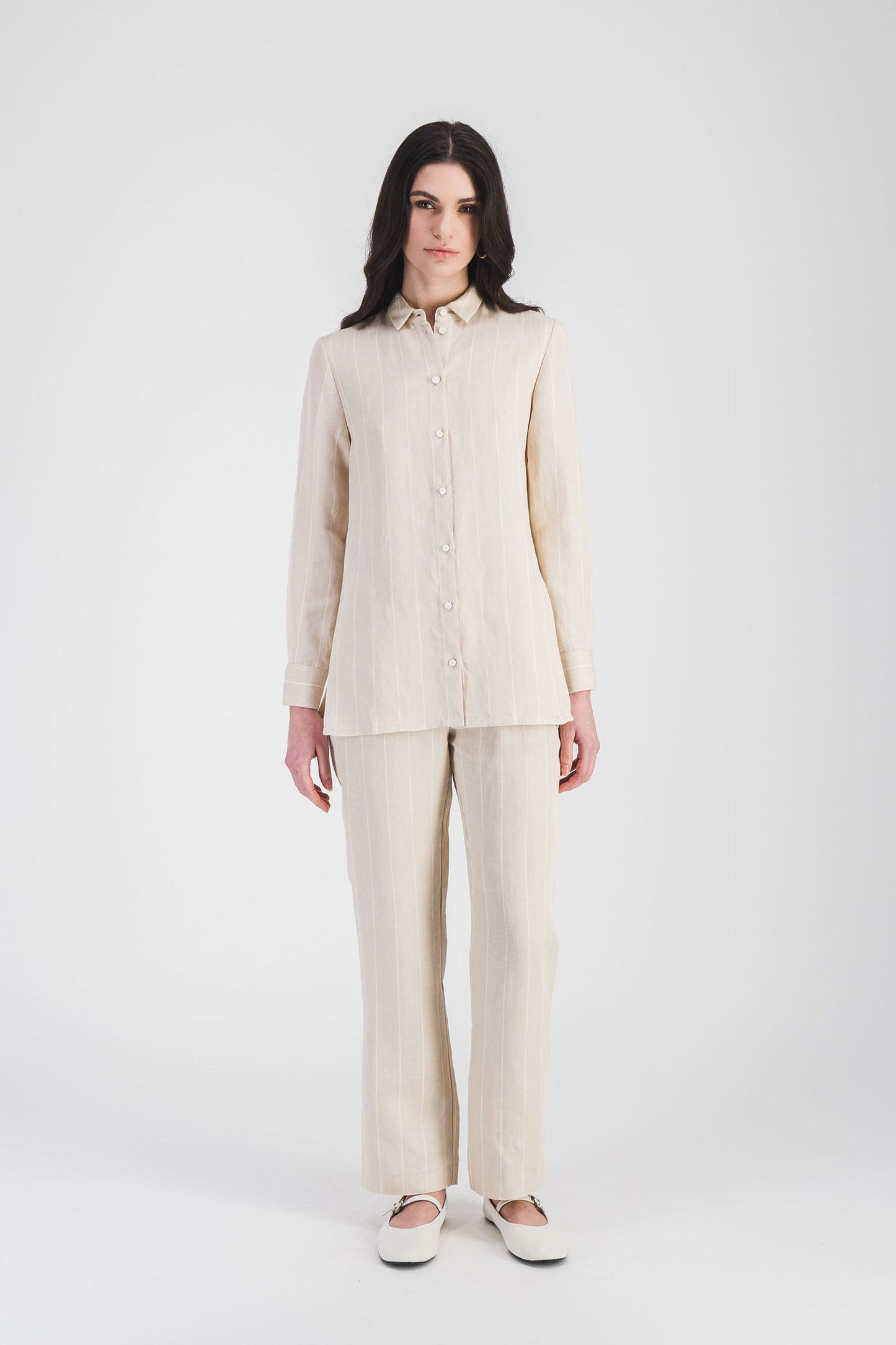 Chemise droite en lin beige avec rayures fines, offrant confort et élégance pour un look à la fois moderne et intemporel.