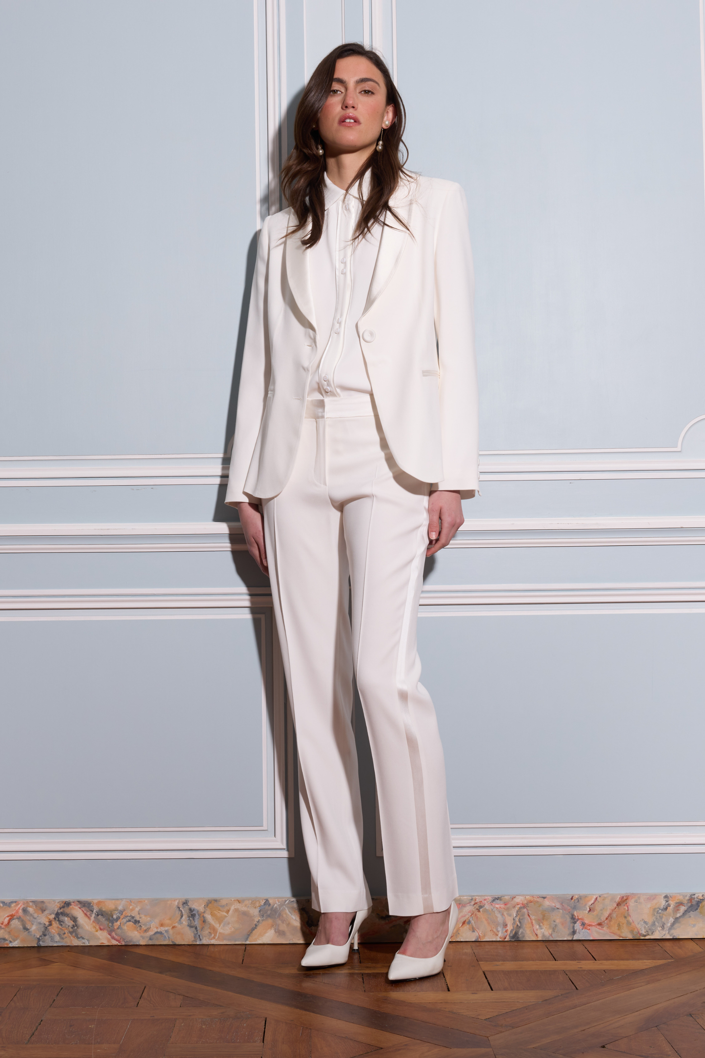 Pantalon blanc cassé en crêpe envers satin avec plis marqués sur le devant et coupe droite.