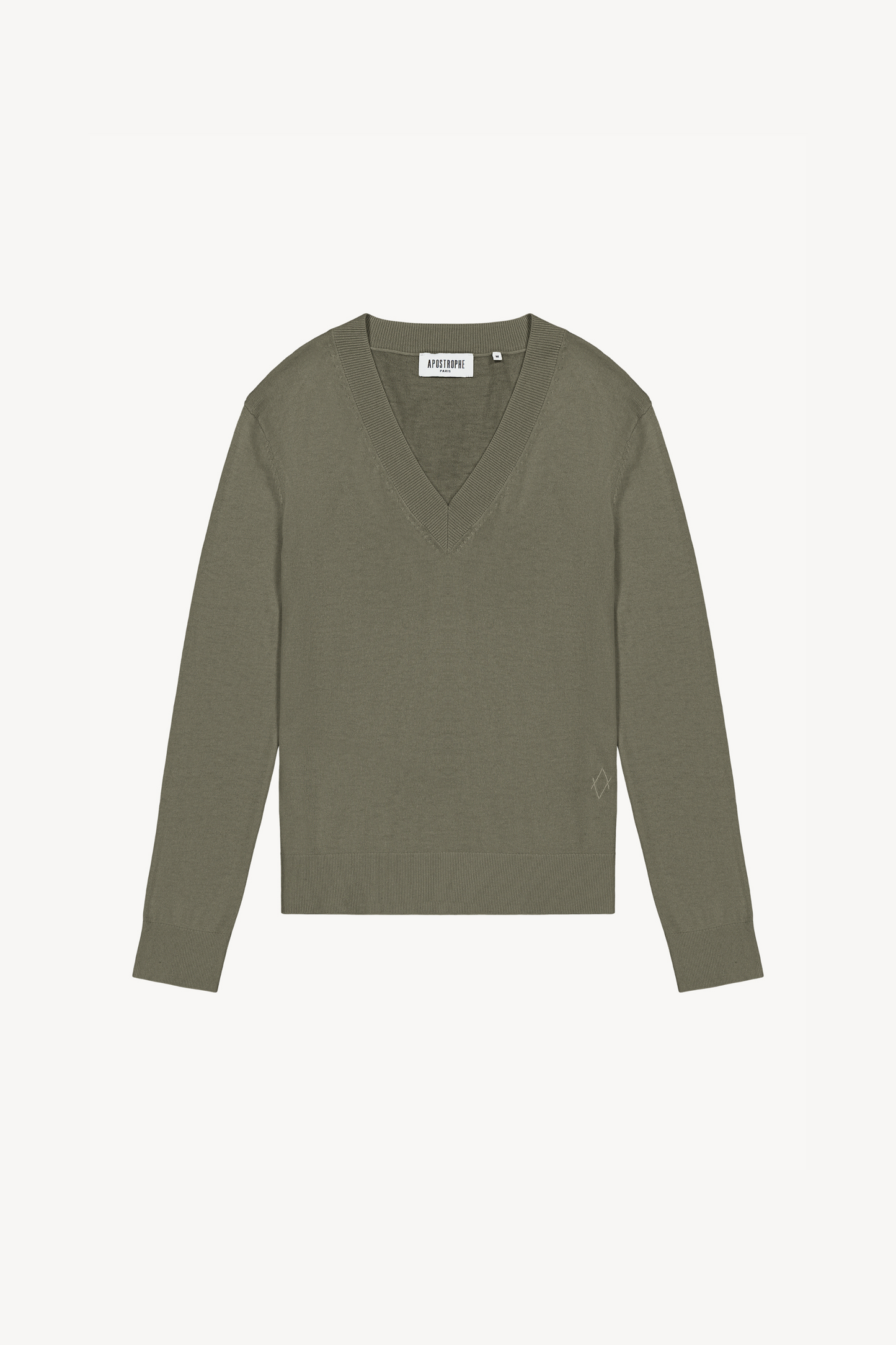 Confectionné en maille légère, ce pull sauge à col V