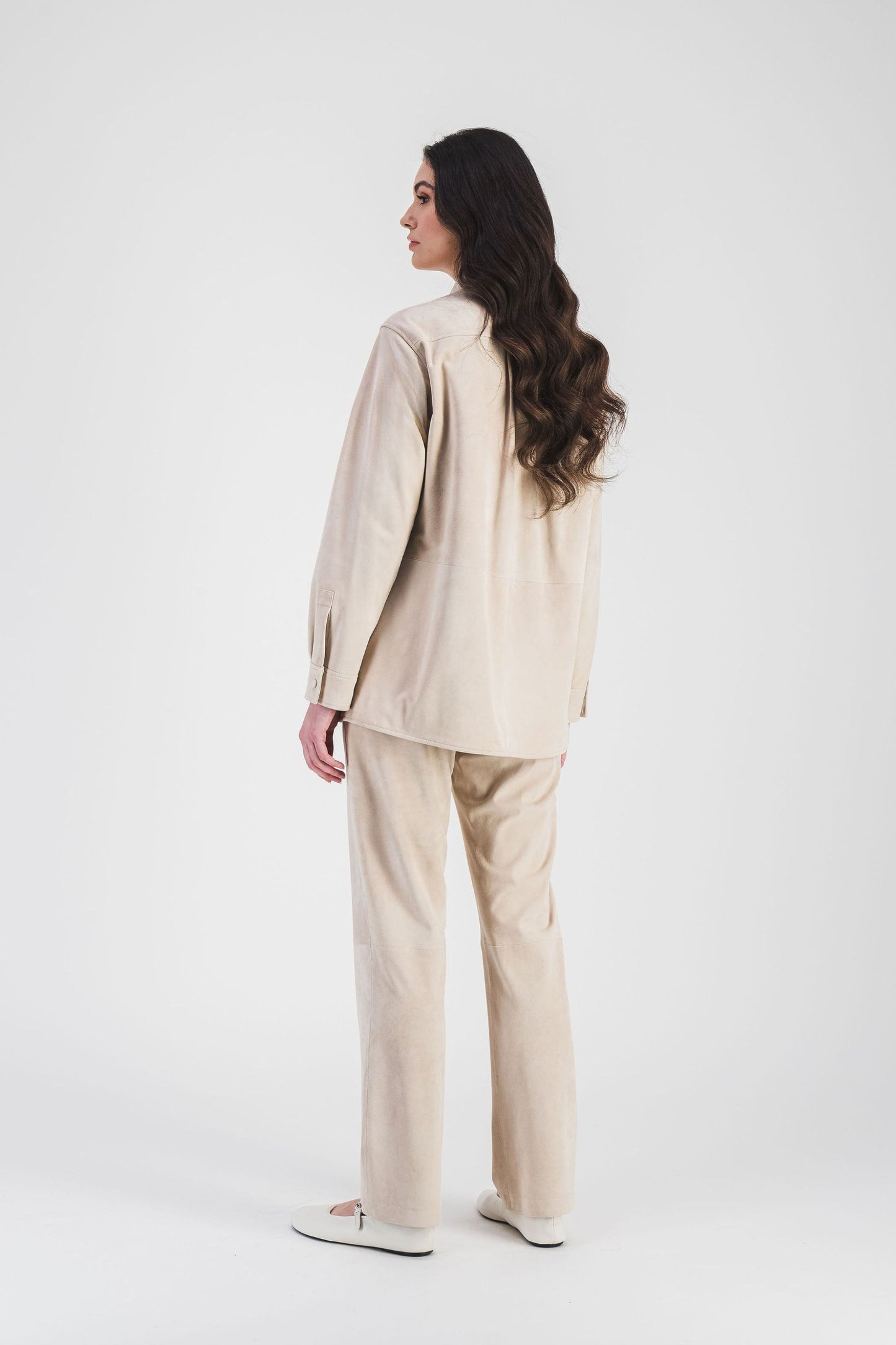 Cette surchemise en daim beige clair avec poches et boutons pression offre un style structuré et une finition élégante.