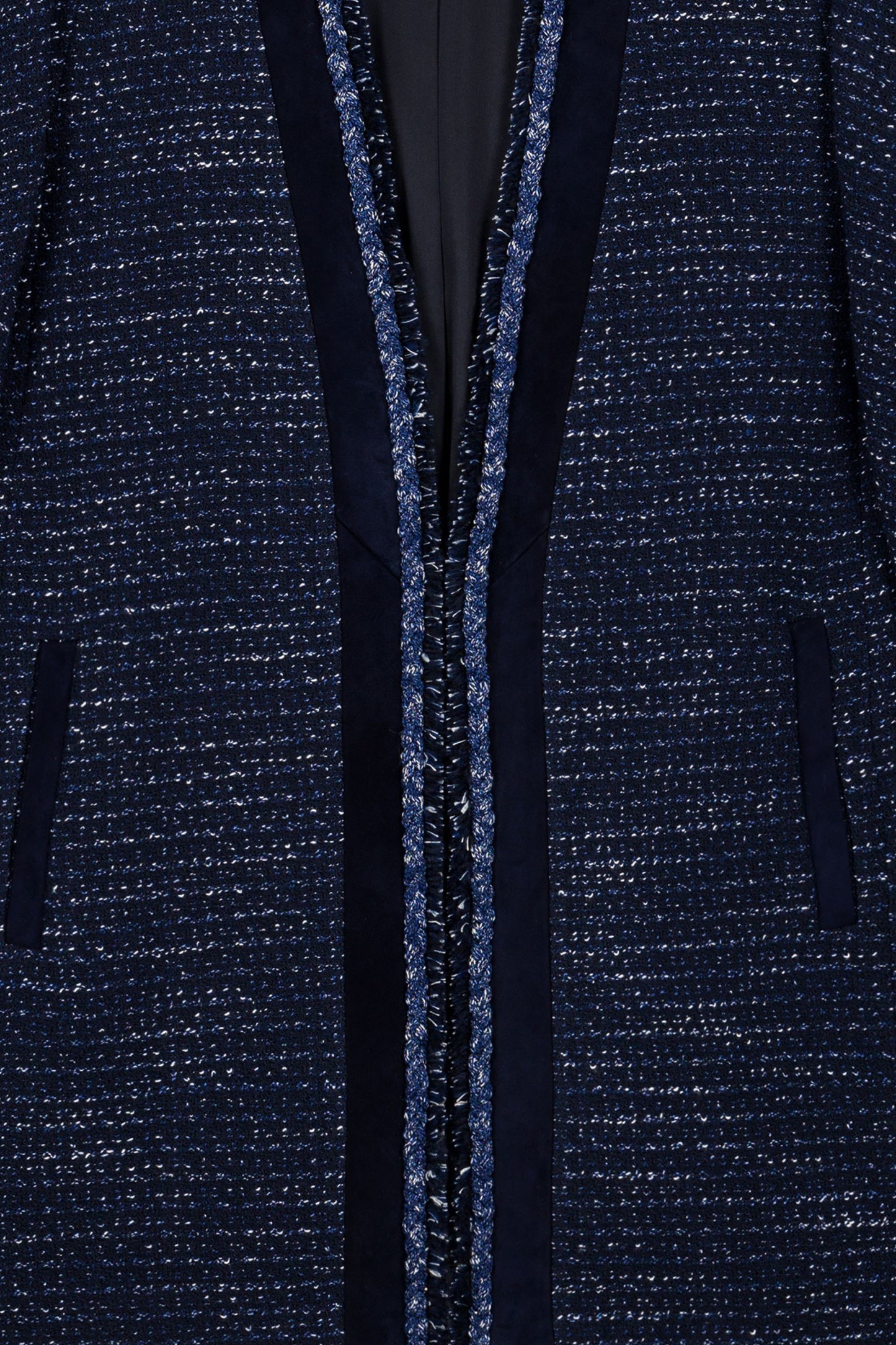 Fluide manteau en tweed marine aux accents modernes.