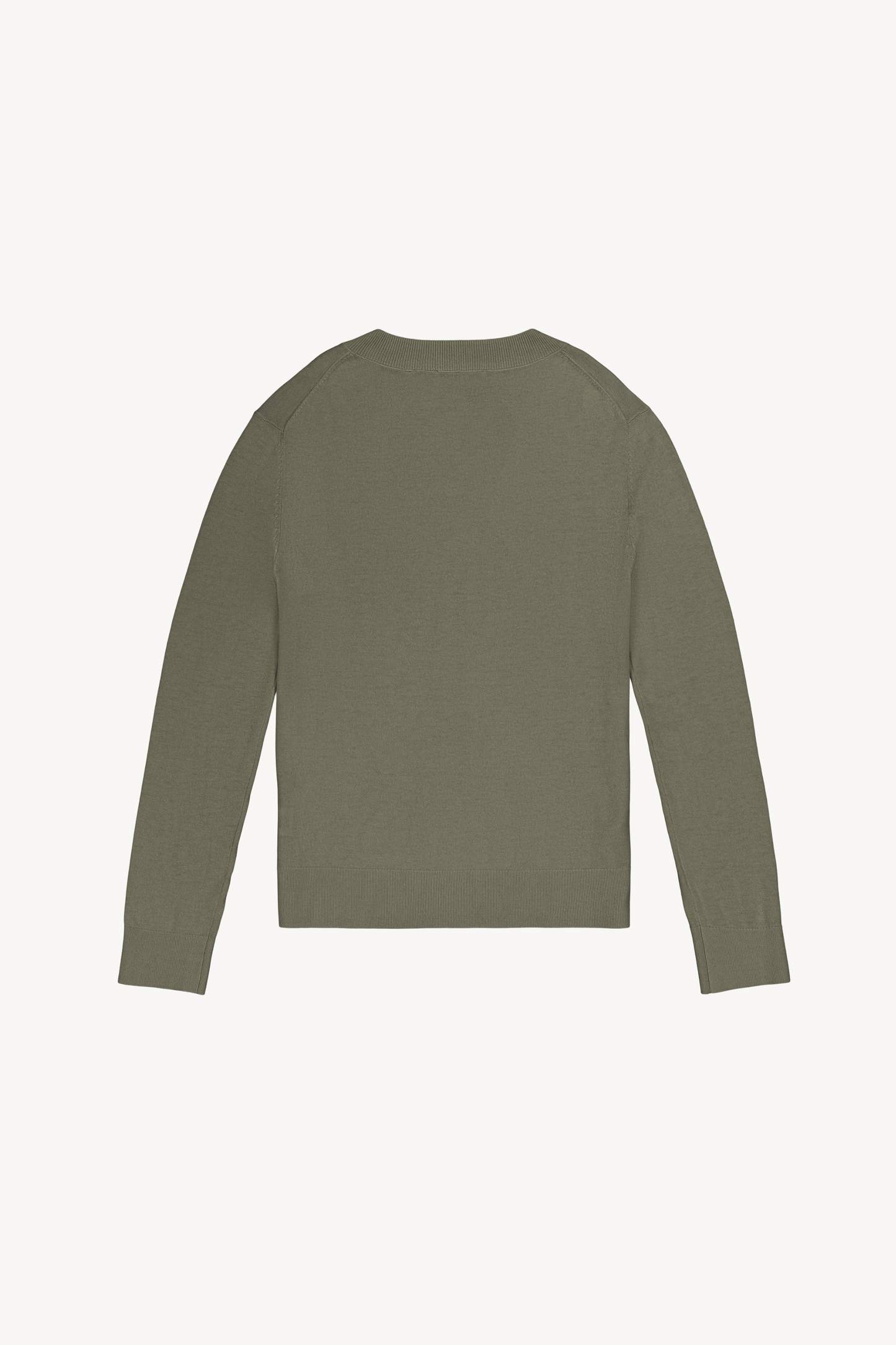 Ce pull sauge en maille légère, avec son col V délicat