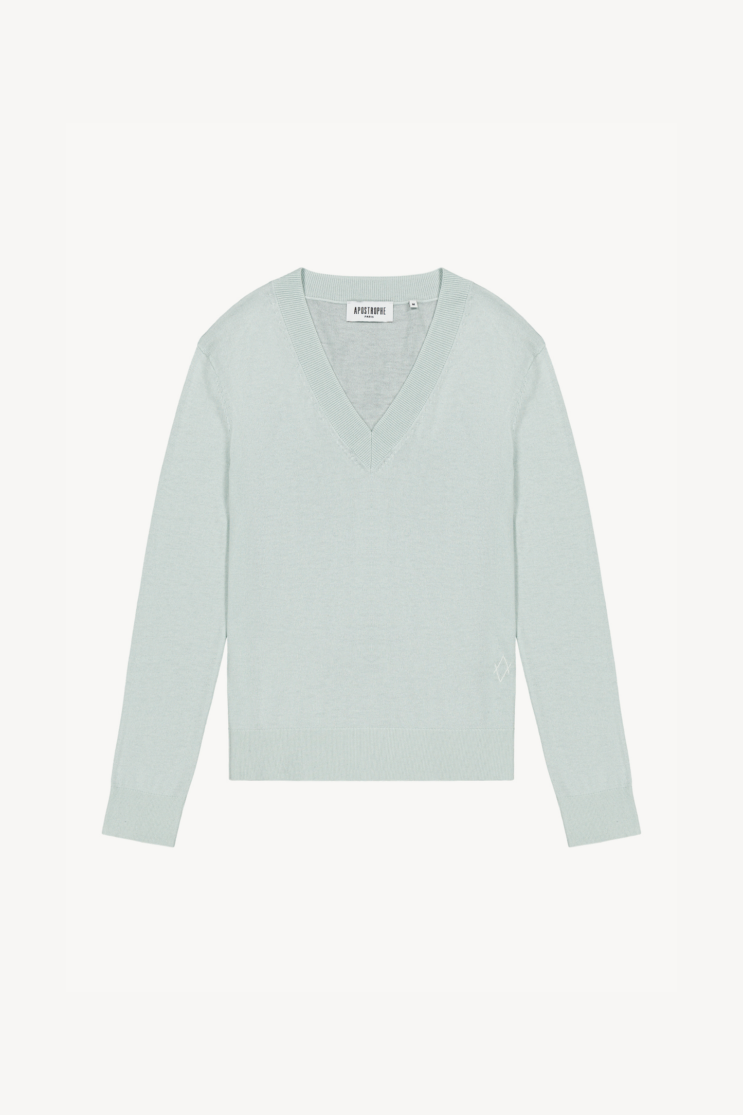 Ce pull vert d'eau, léger et raffiné, avec col V subtil