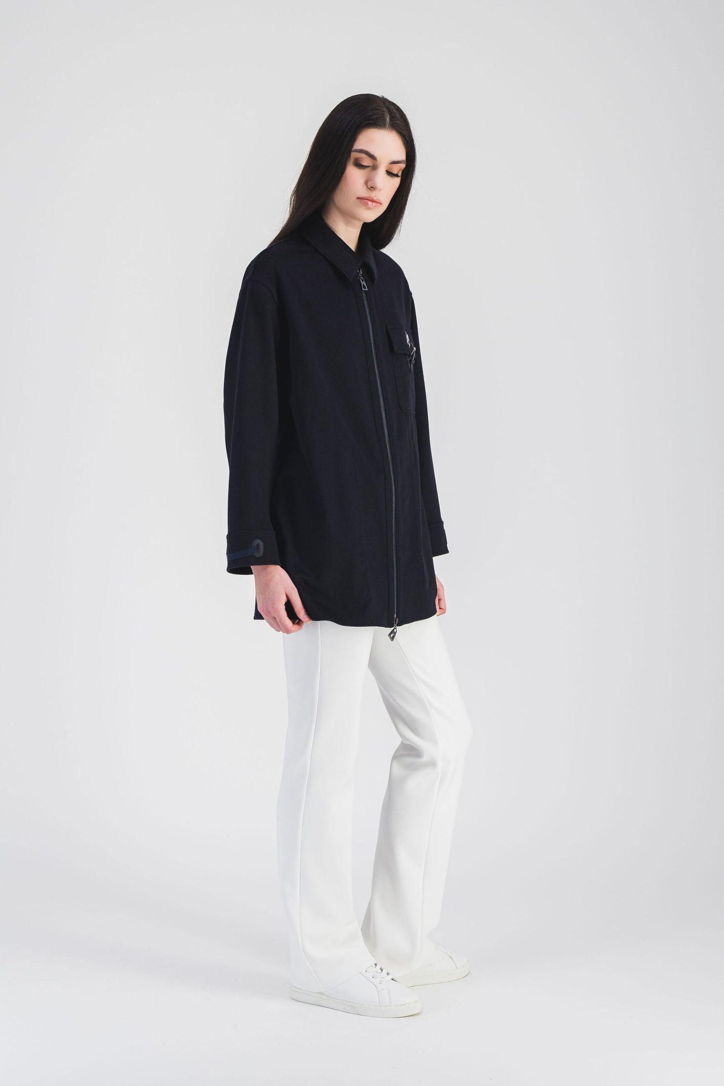 Sophistiqué, ce manteau en flanelle de cachemire propose une coupe ample et des détails en cuir.