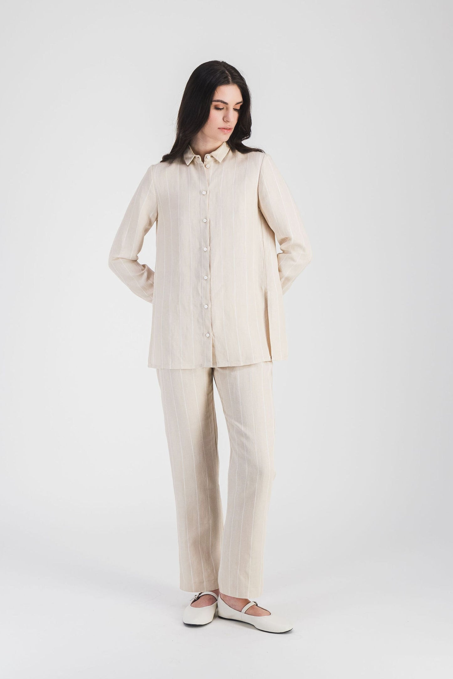 Chemise en lin beige à rayures fines, légère et moderne, idéale pour une silhouette flatteuse et un look à la fois chic et casual.