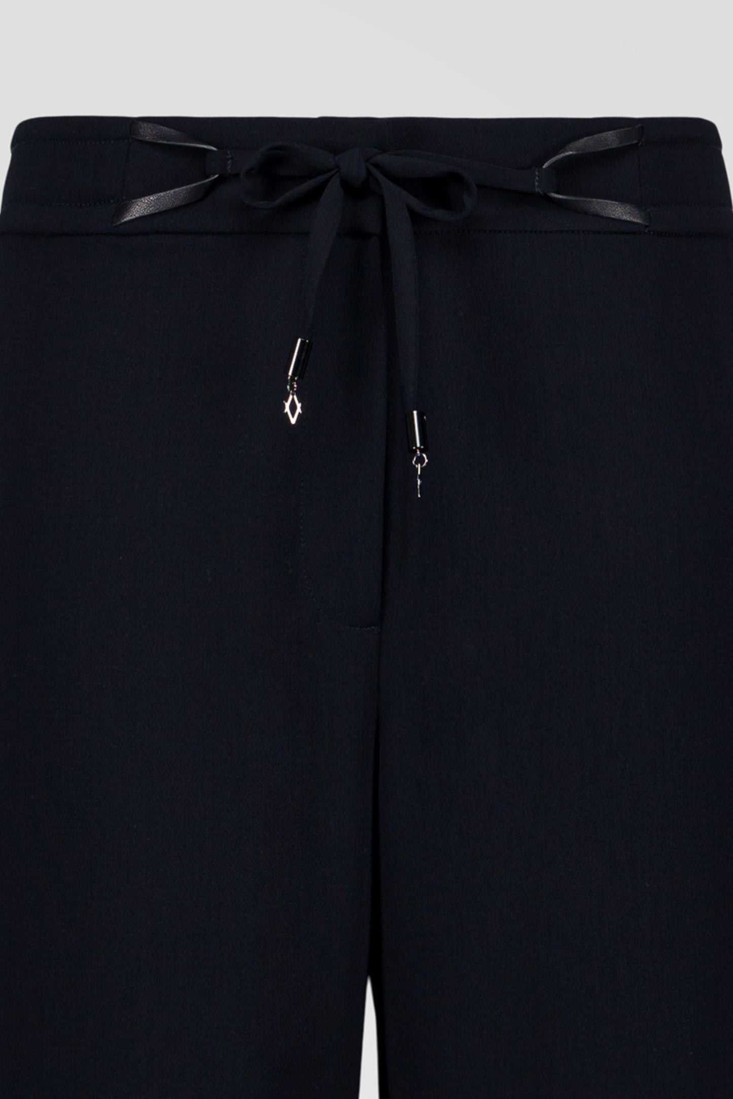 Pantalon marine élégant, coupe droite et fluide avec cordon en cuir ajustable et ceinture élastique pour un confort optimal.