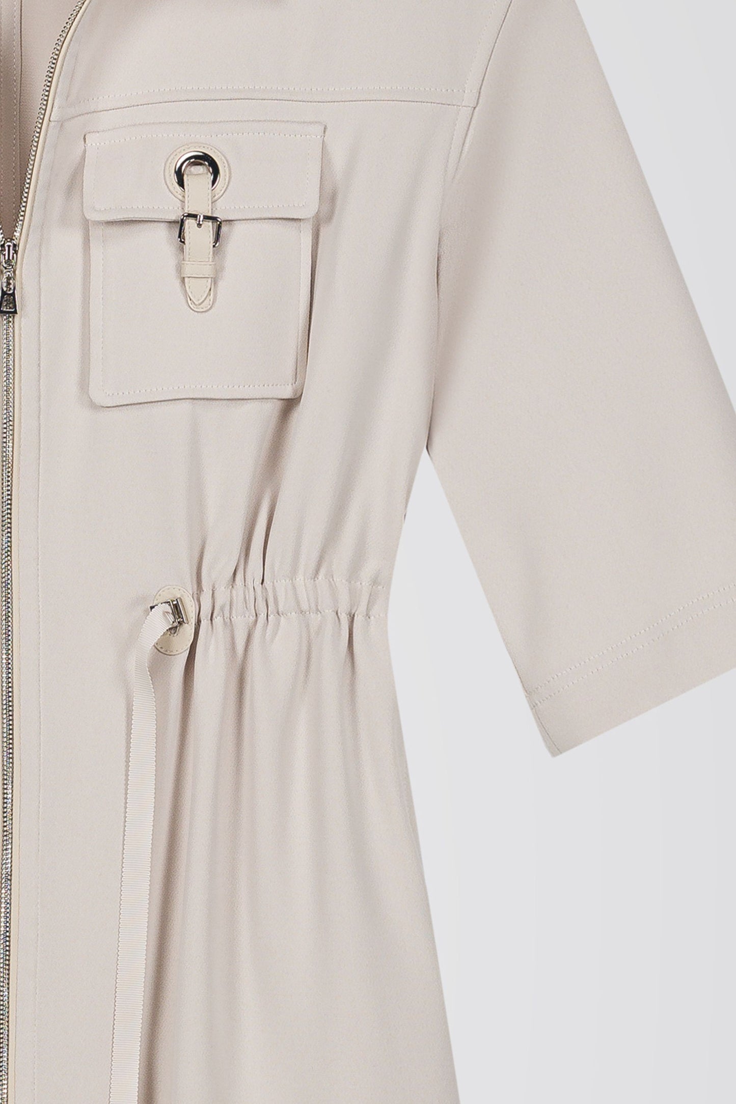 Avec sa poche plaquée décorée , sa coupe courte et ses manches 3/4 cette robe apporte un look moderne.