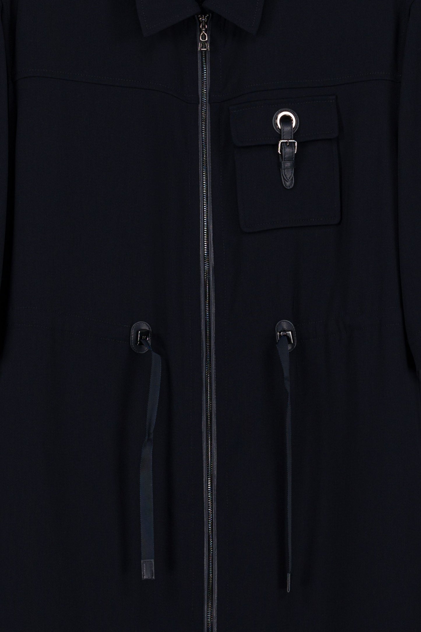 Zoom sur la poche plaquée de la robe surchemise marine.