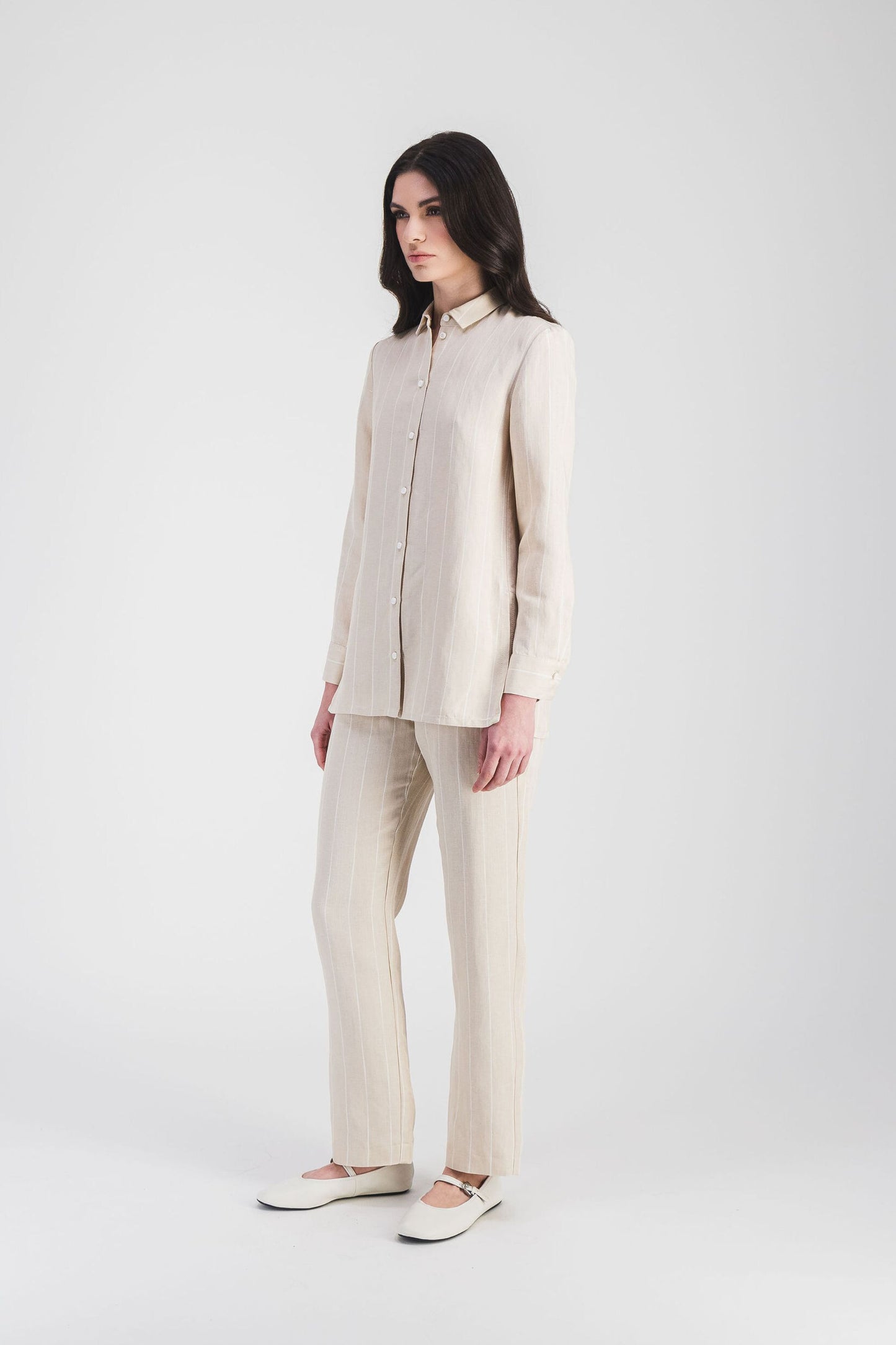 Cette chemise en lin beige à rayures fines offre une coupe droite et un confort optimal pour un style élégant et décontracté.