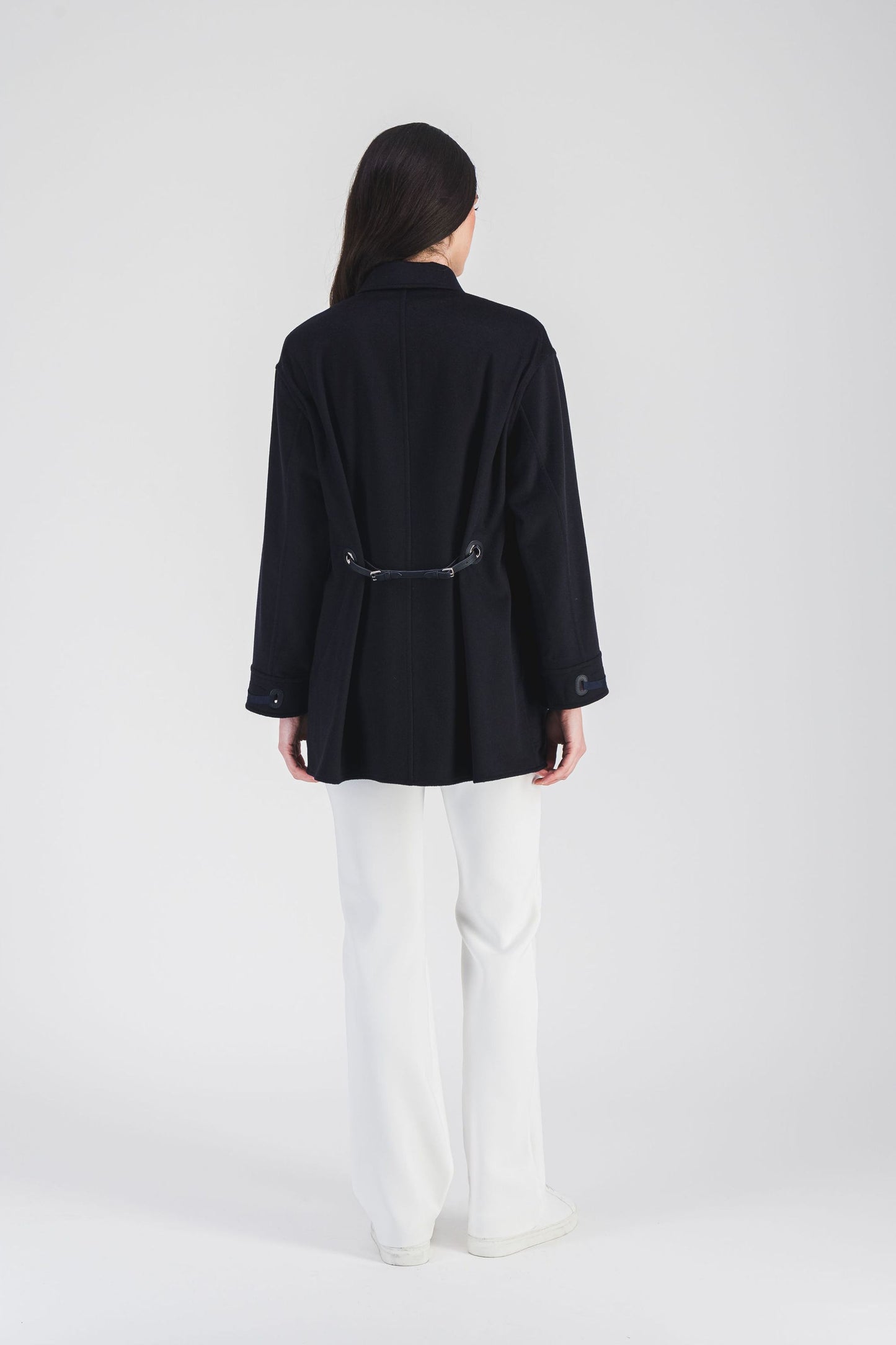 Idéal pour les journées fraîches, ce manteau en flanelle de cachemire offre un ajustement personnalisé avec ses poches plaquées.