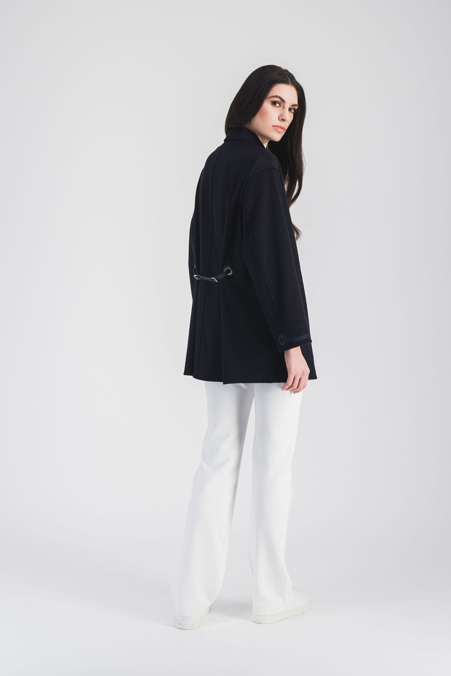 Ce manteau oversize en flanelle cachemire, doté d’empiècements en cuir et d’un cordon de serrage ajustable.