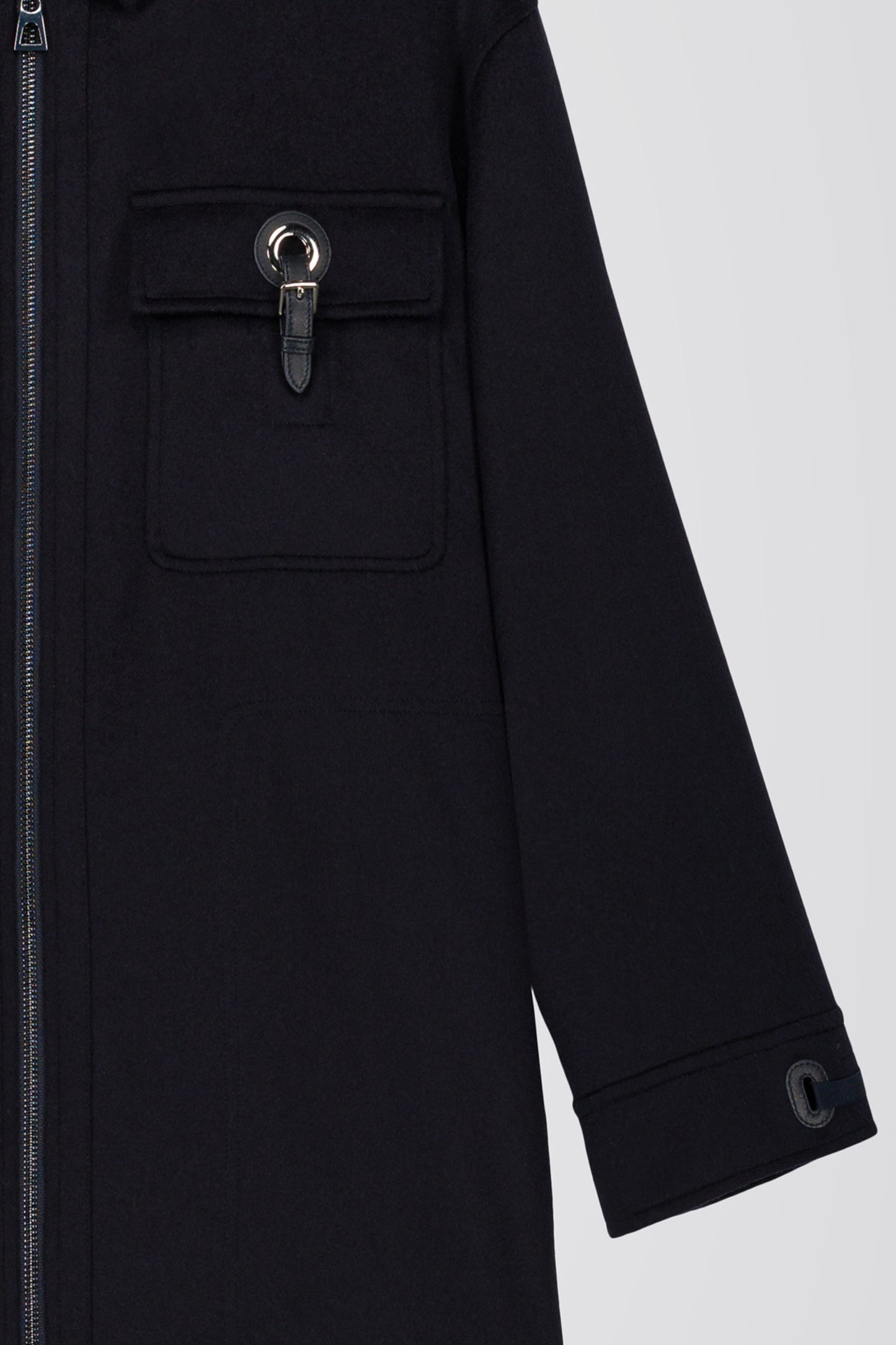 Manteau oversize en flanelle de cachemire, avec des poches plaquées et cordon ajustable.