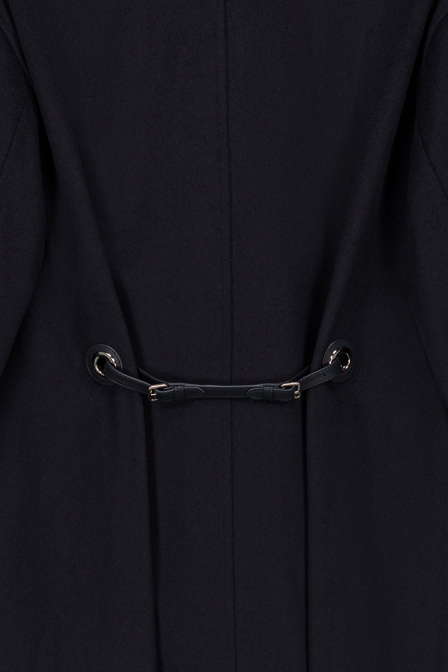 Le manteau en flanelle de cachemire oversize avec cordon de serrage et finitions en cuir.