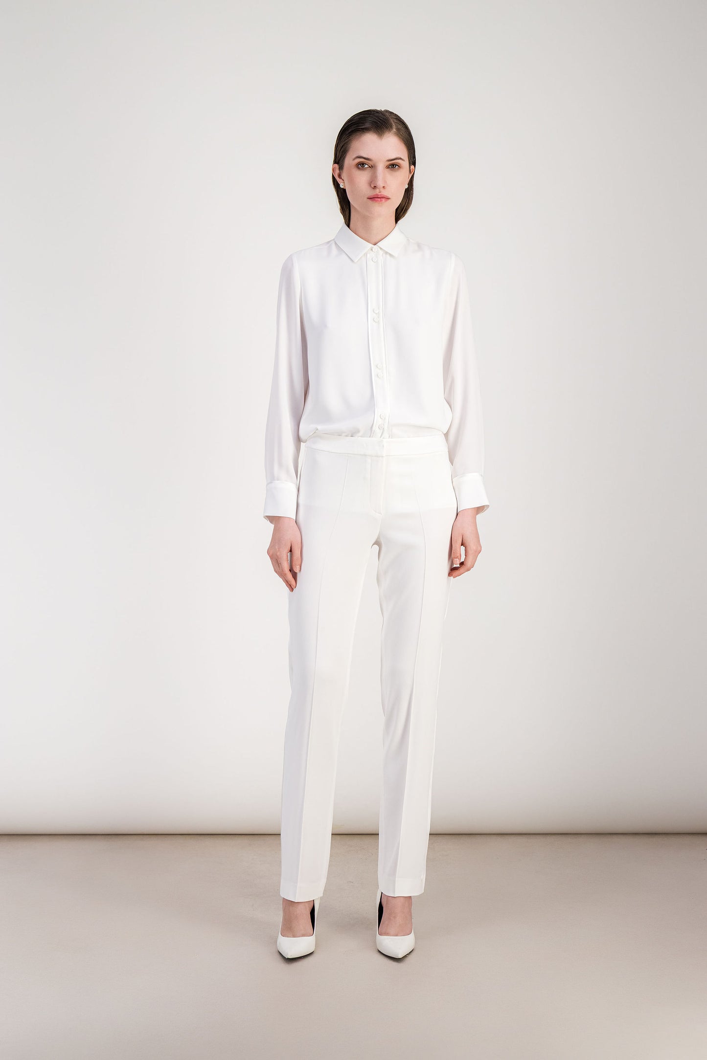 Chemise blanc cassé à col classique avec patte de boutonnage centrale.