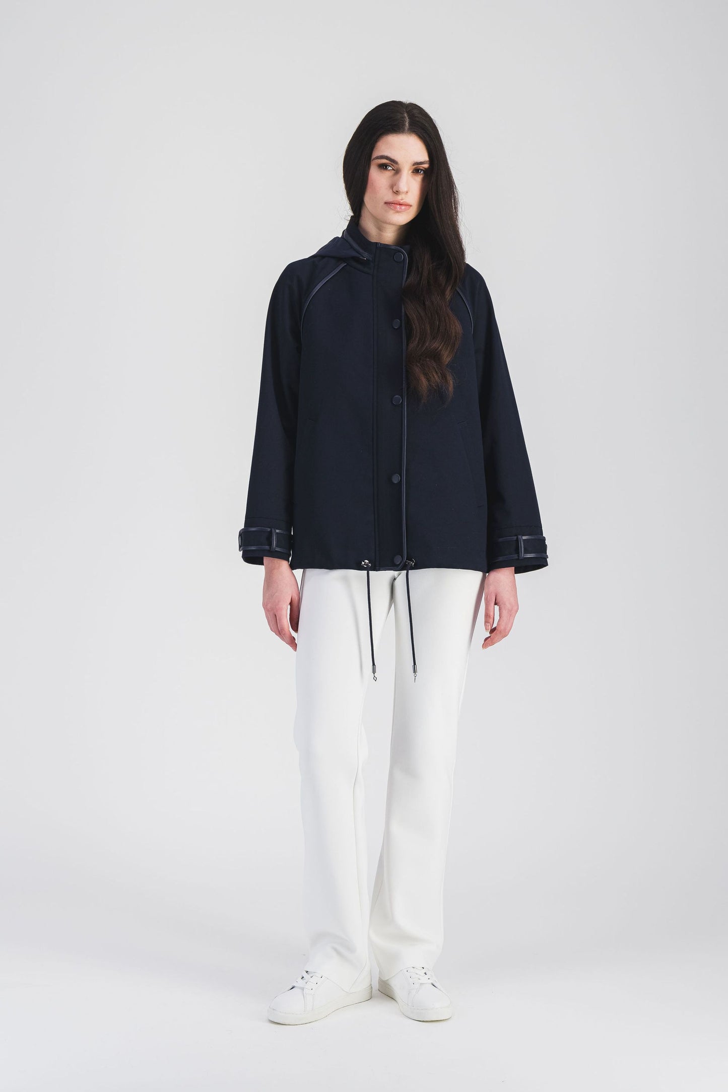 Veste trench marine Apostrophe à coupe droite avec fermeture pression, cordon ajustable et détails contrastés.