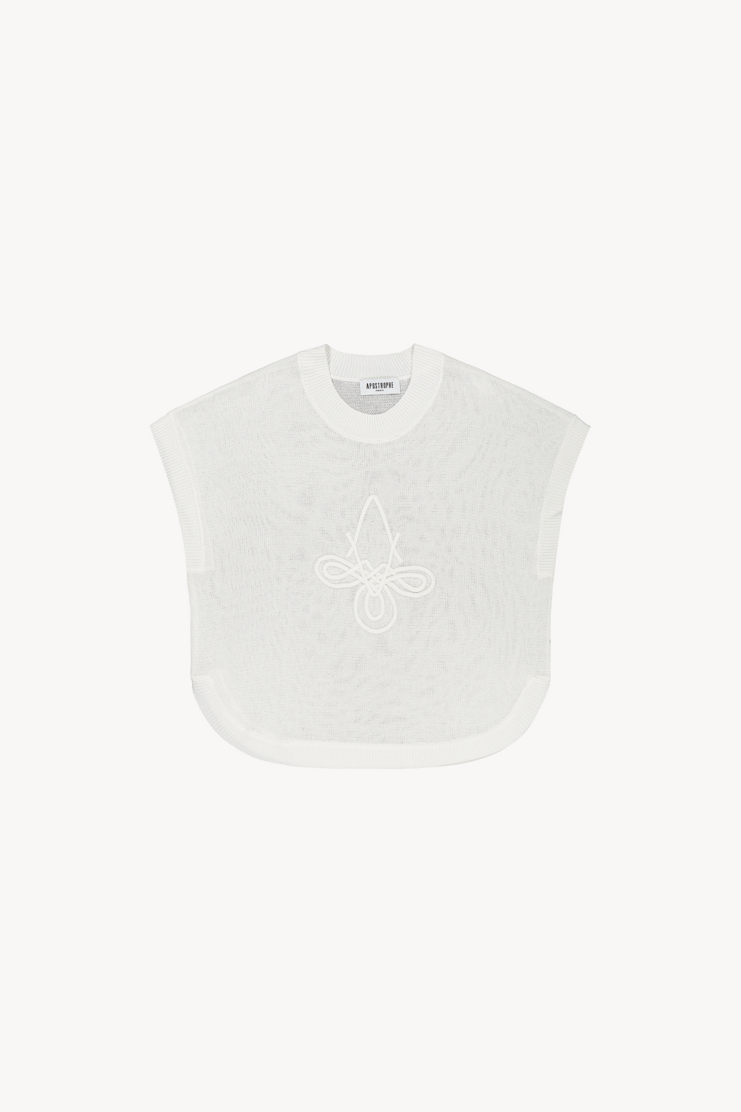 Sa coupe ample et son col rond épuré offrent une silhouette fluide et contemporaine, rehaussée avec finesse par le logo brodé au centre.