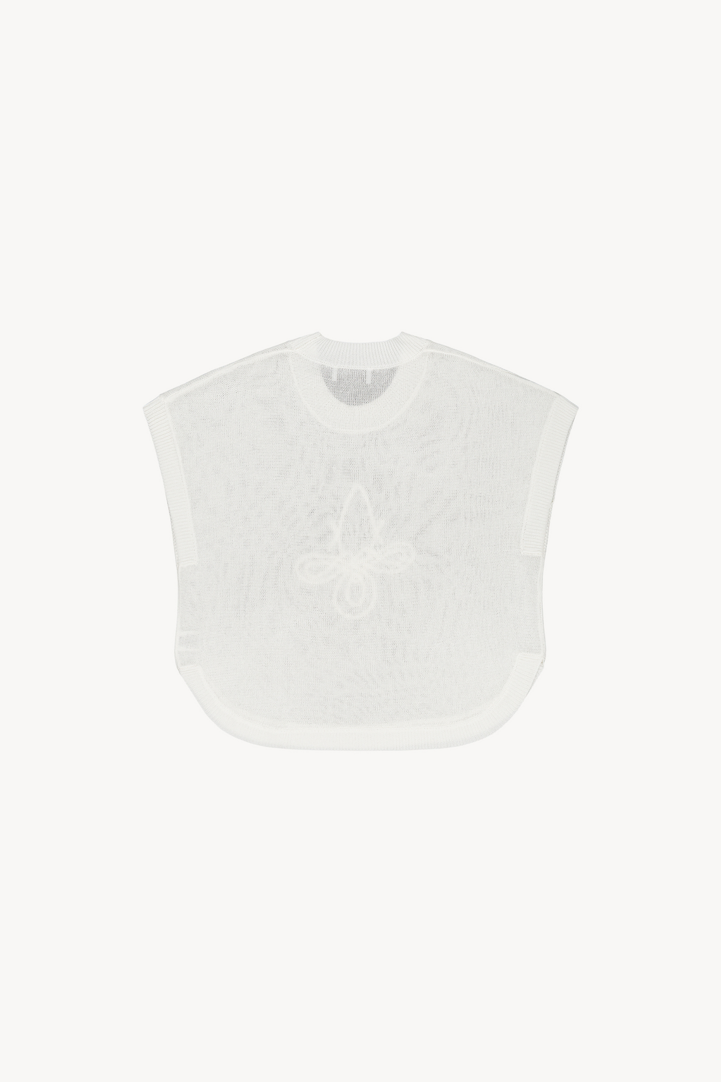 Sa coupe ample et son col rond épuré offrent une silhouette fluide et contemporaine, rehaussée avec finesse par le logo brodé au centre.