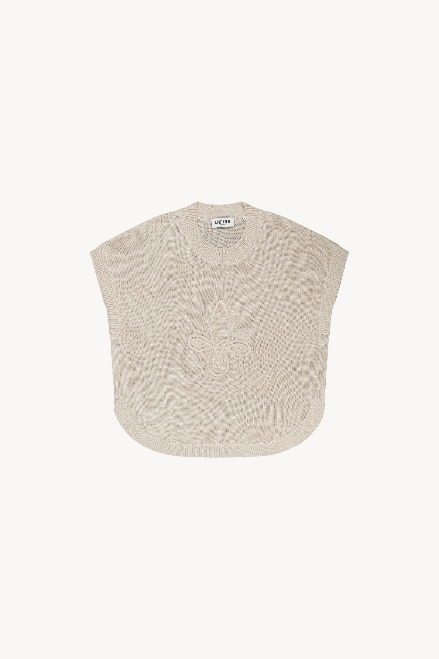 Ce pancho beige se distingue par sa simplicité élégante et sa coupe ample.