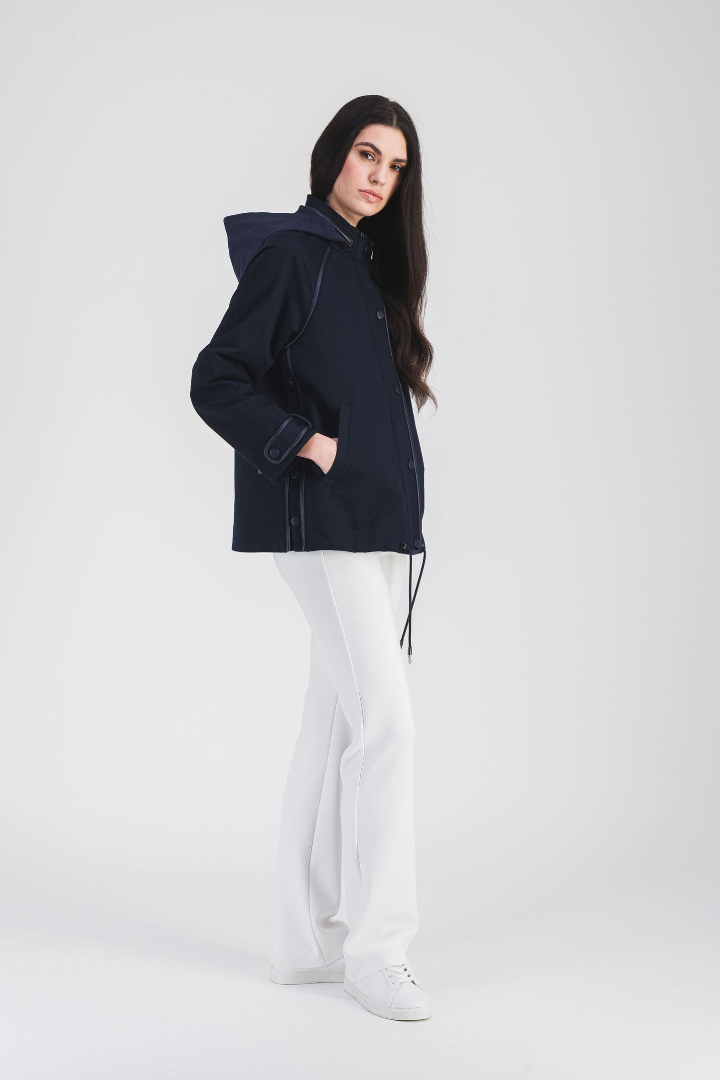 Trench féminin fonctionnel marine, manches longues, fermeture pression, cordon ajustable et coupe droite.