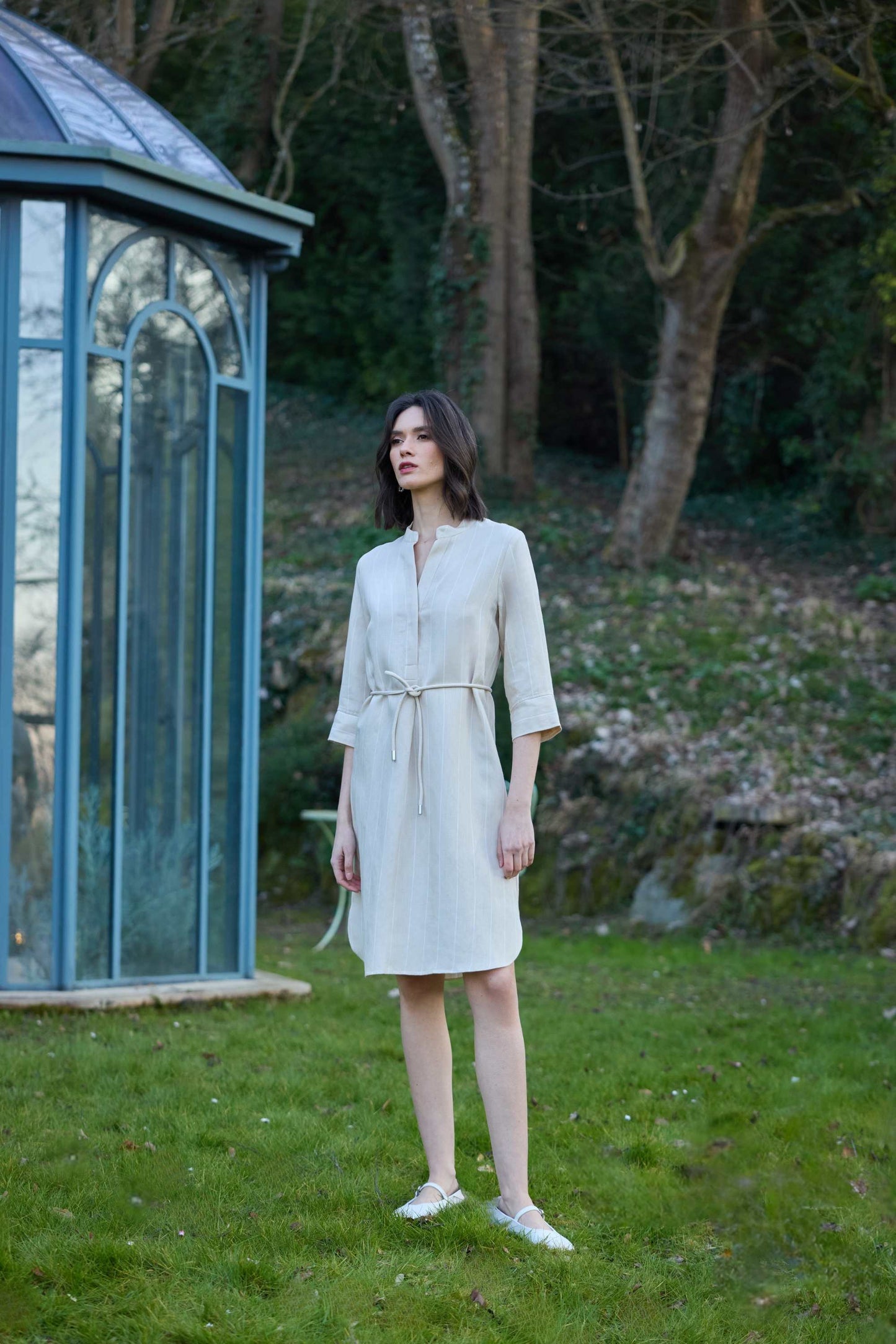 Robe mi-longue beige en lin et viscose avec col officier ouvert et manches 3/4.