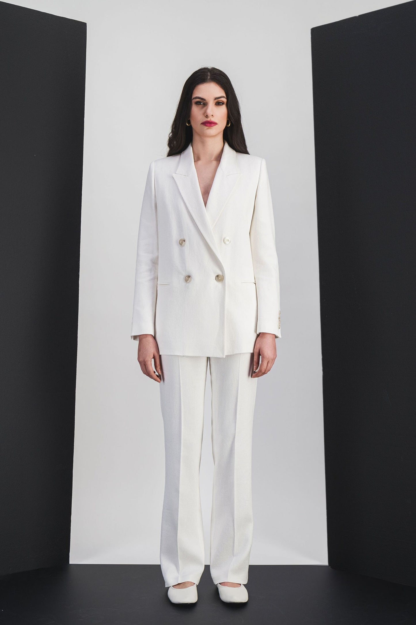 Veste blanche en lin, alliant confort et sophistication avec une coupe raffinée et des boutons ton sur ton.