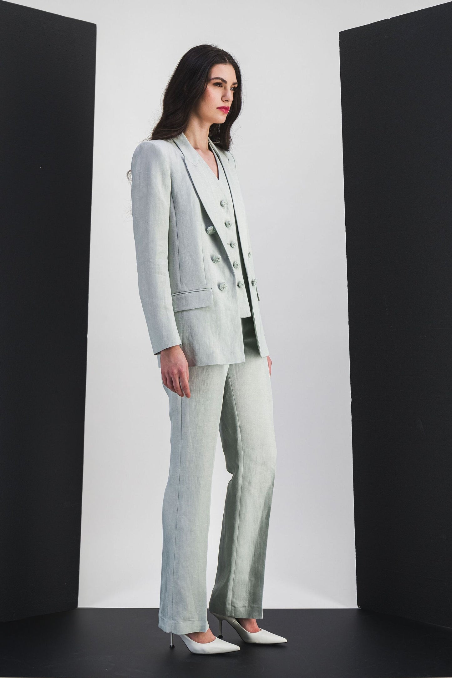Offrez-vous cette veste tailleur vert d'eau en lin-viscose, alliant une coupe impeccable, des boutons assortis et des poches passepoil pour une élégance simple et pratique.