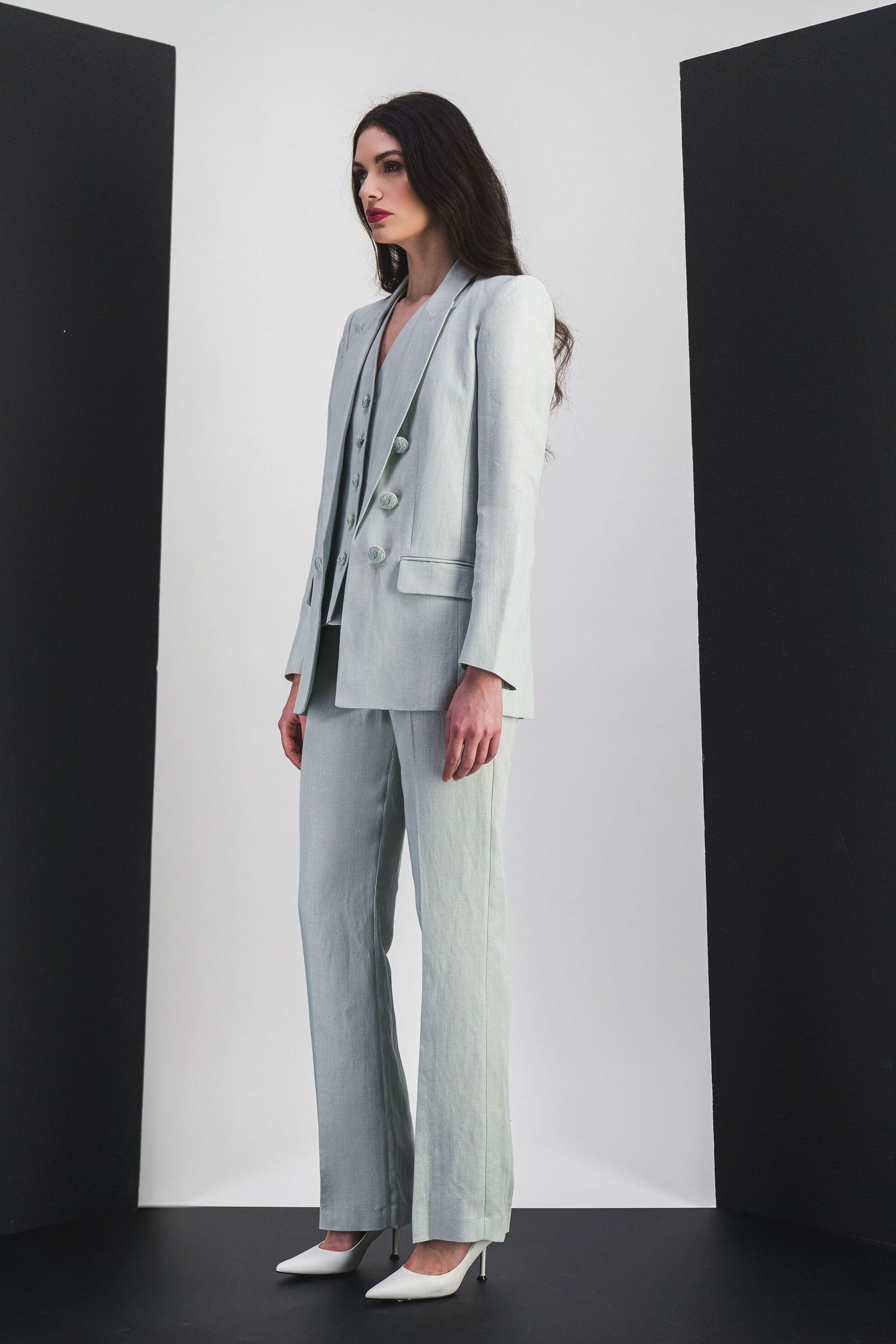 Avec sa coupe élégante et ses détails soignés, cette veste tailleur vert d'eau en lin-viscose présente des boutons assortis et des poches passepoil, idéale pour un look chic et fonctionnel.
