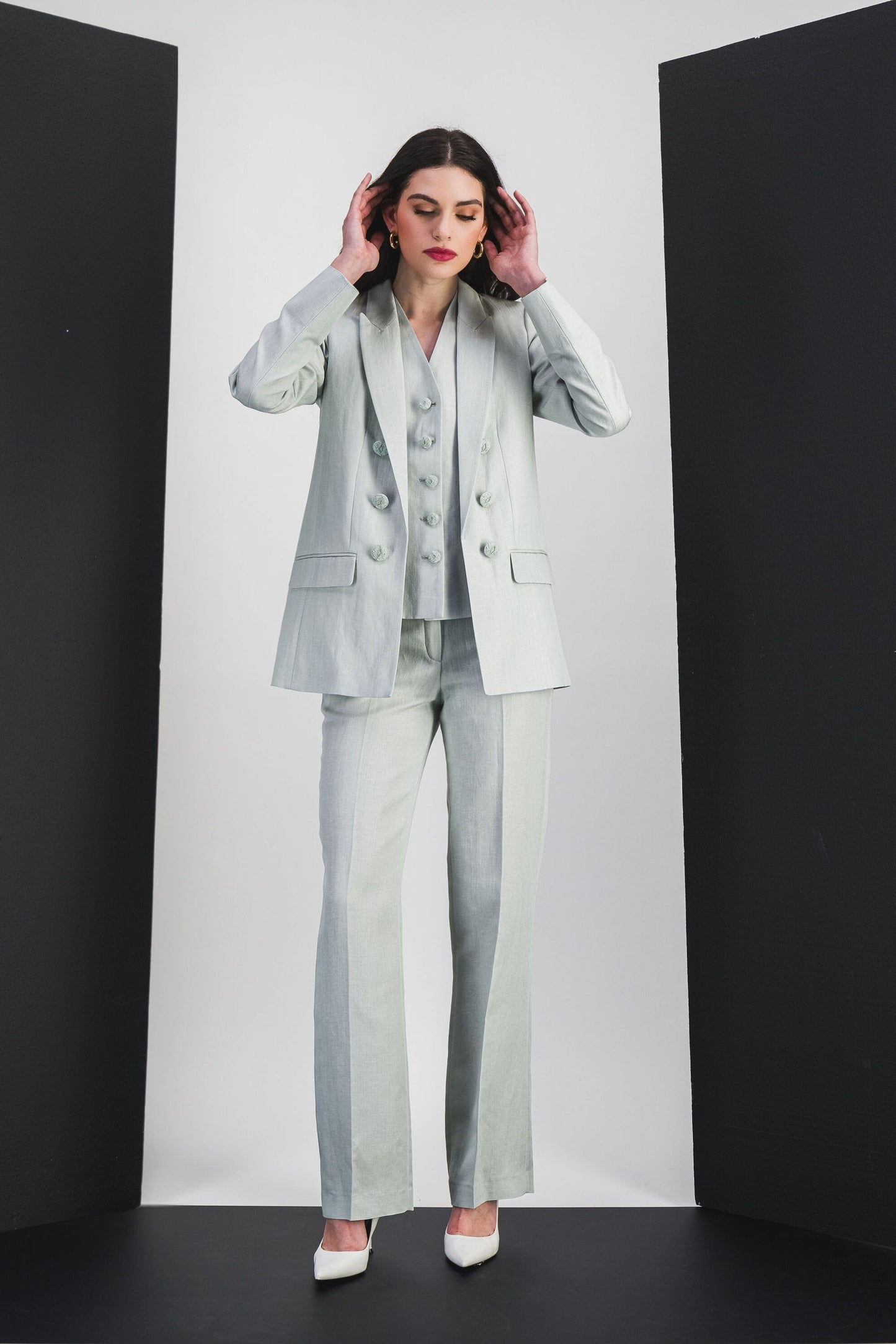 Cette veste tailleur vert d'eau en lin-viscose se distingue par sa coupe soignée, ses boutons ton sur ton et ses poches passepoil, parfaites pour allier style et praticité.
