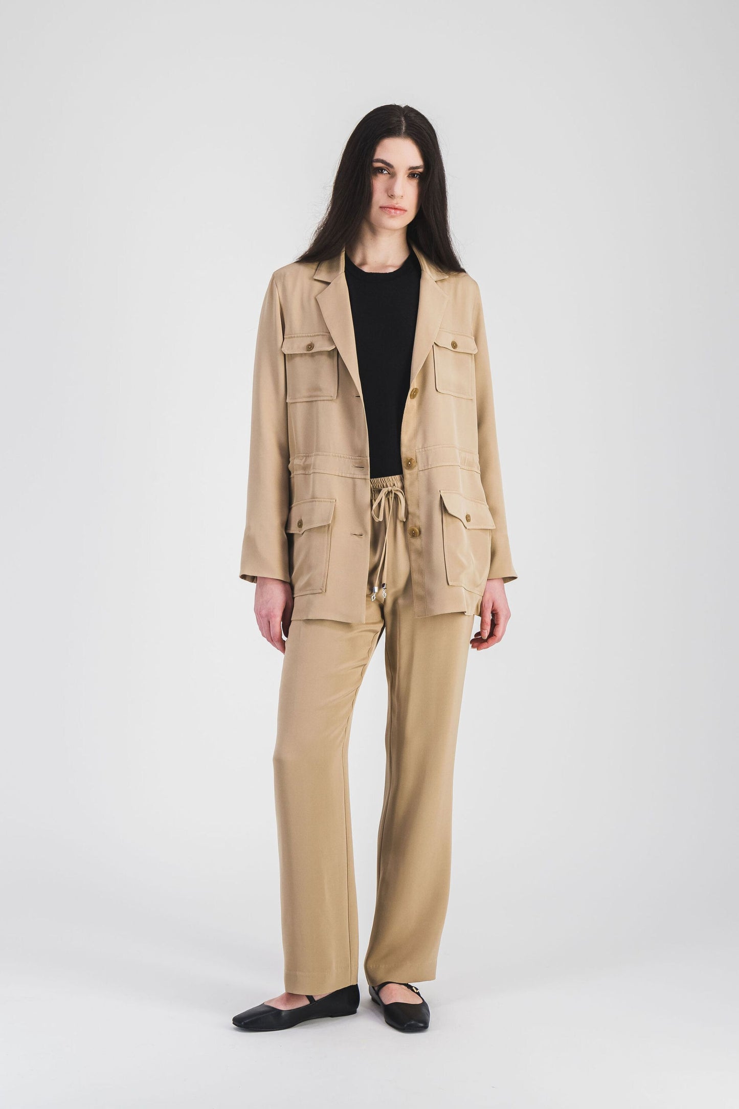 Confort et élégance réunis dans ce top à manches courtes en maille douce, idéal pour un look chic tout en restant décontracté.