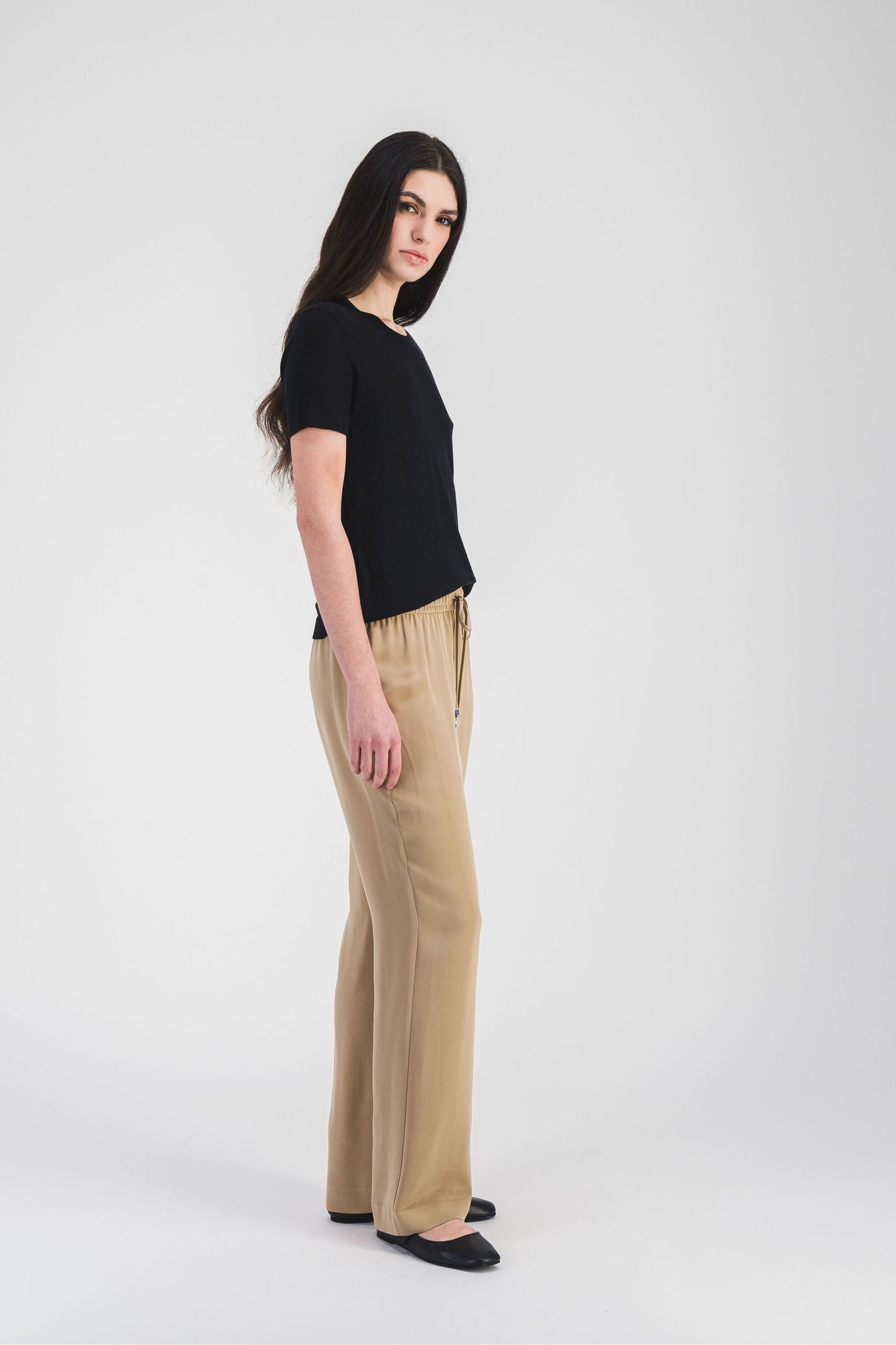Top à manches courtes en maille douce avec col rond, alliant confort et style pour une tenue simple et raffinée.