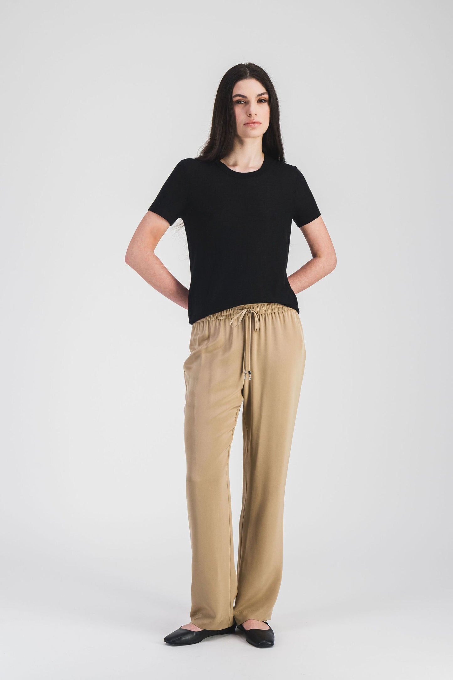 Avec ses manches courtes et son col rond, ce top en maille douce est un basique élégant et confortable pour toutes occasions.