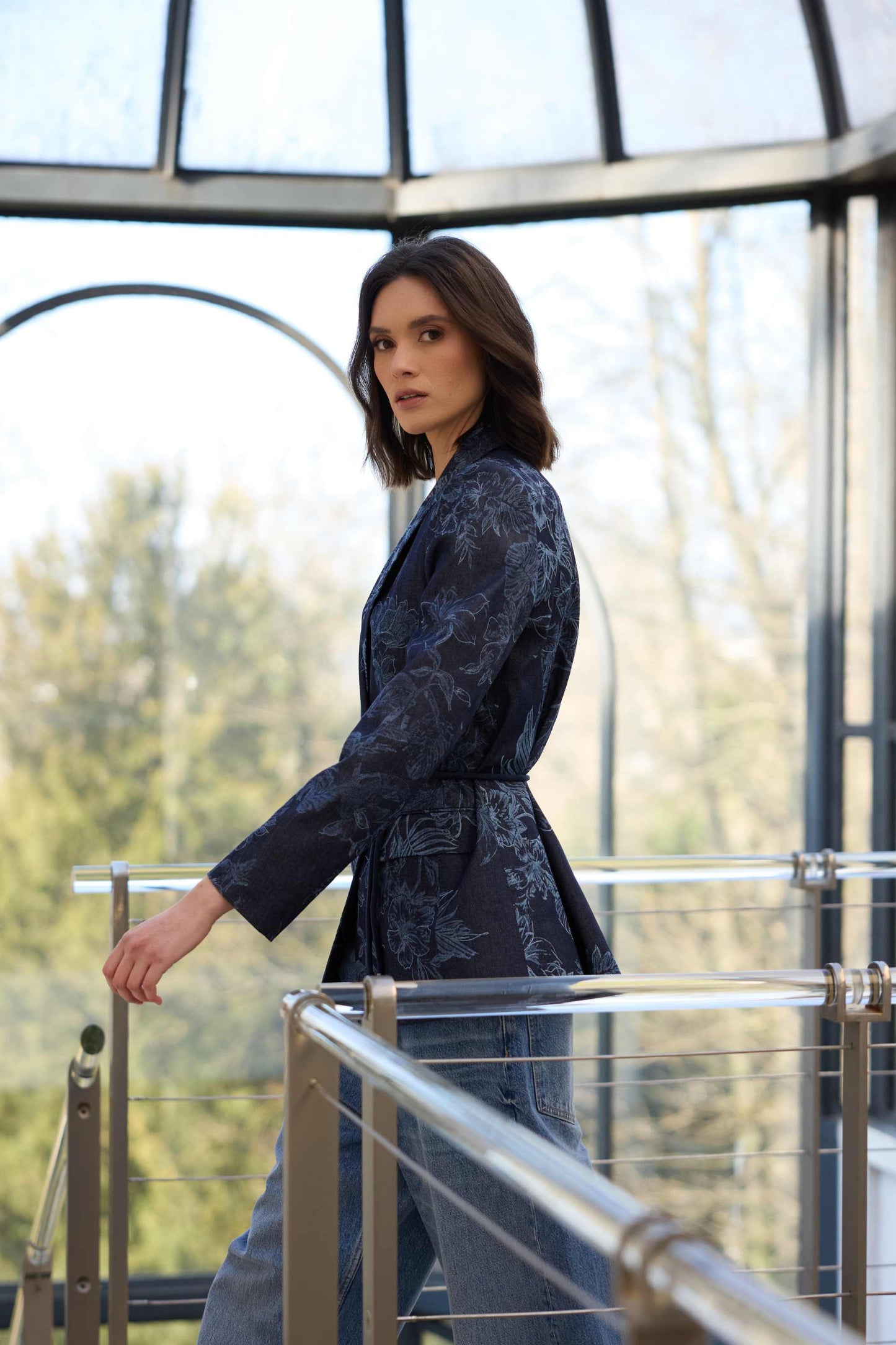 Veste denim bleu à fleurs, à la coupe ajustée.
