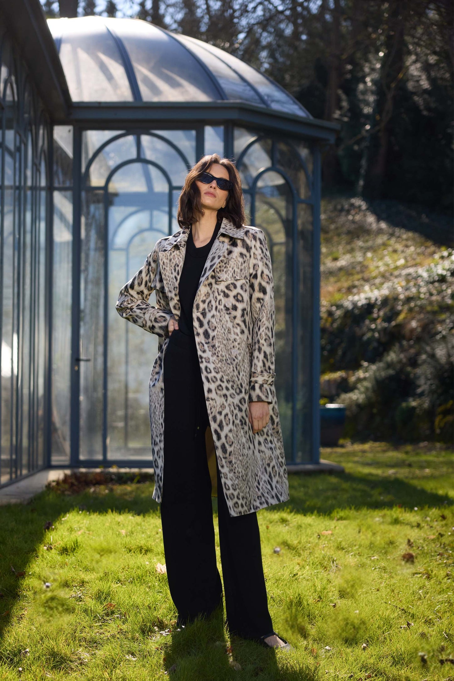 Trench mi-long en jacquard foncé, avec poche passepoilée et ceinture nouée.
