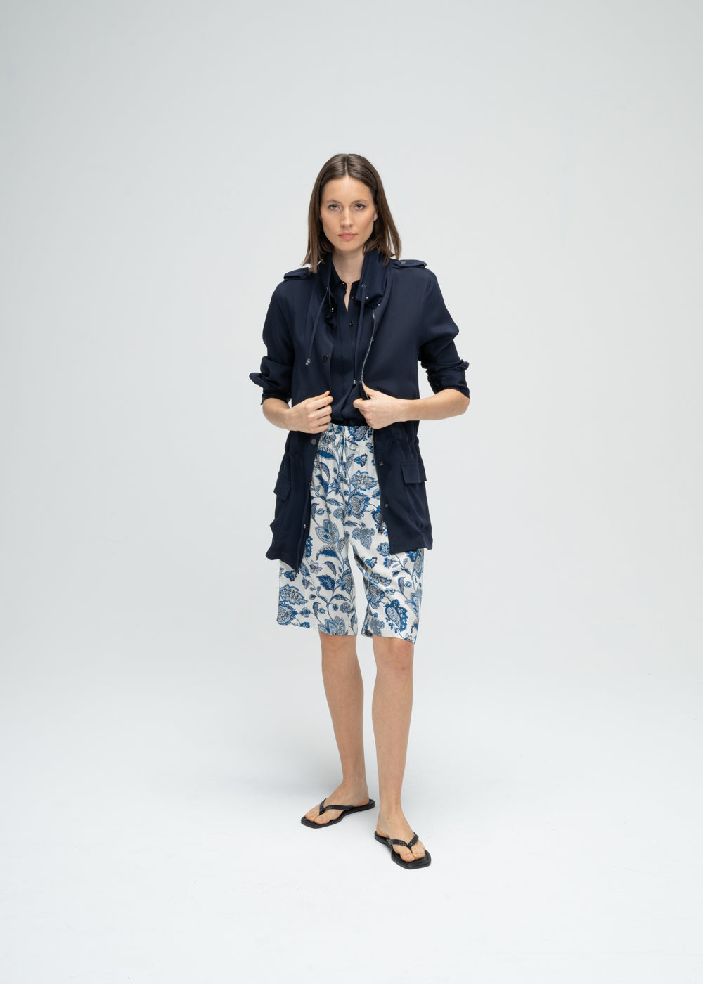 Veste fluide saharienne marine col cheminé marine avec cordons sur col et poches à rabat et boutons à pressions