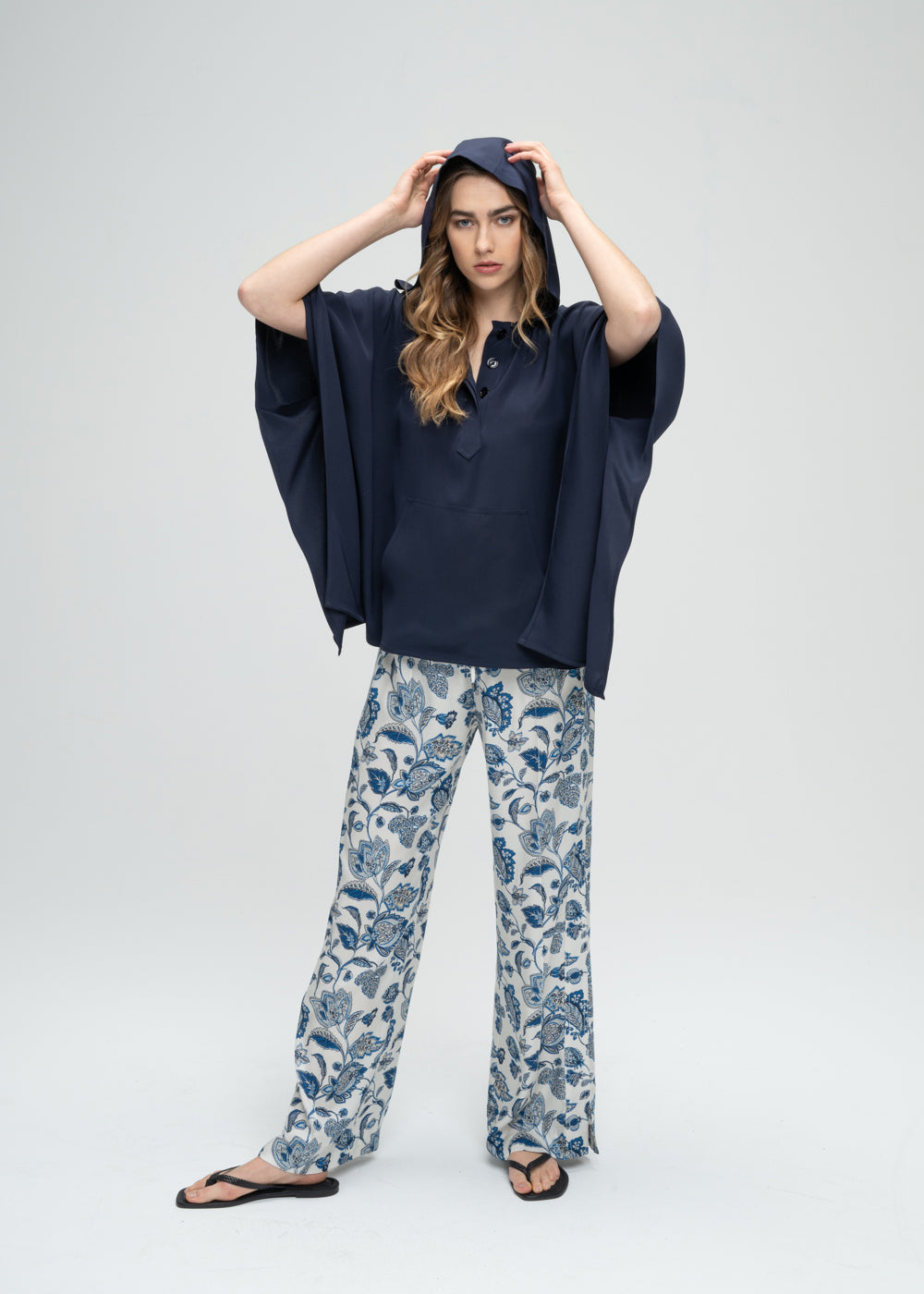 Poncho en soie fluide marine avec patte de boutonnage cachée et capuche