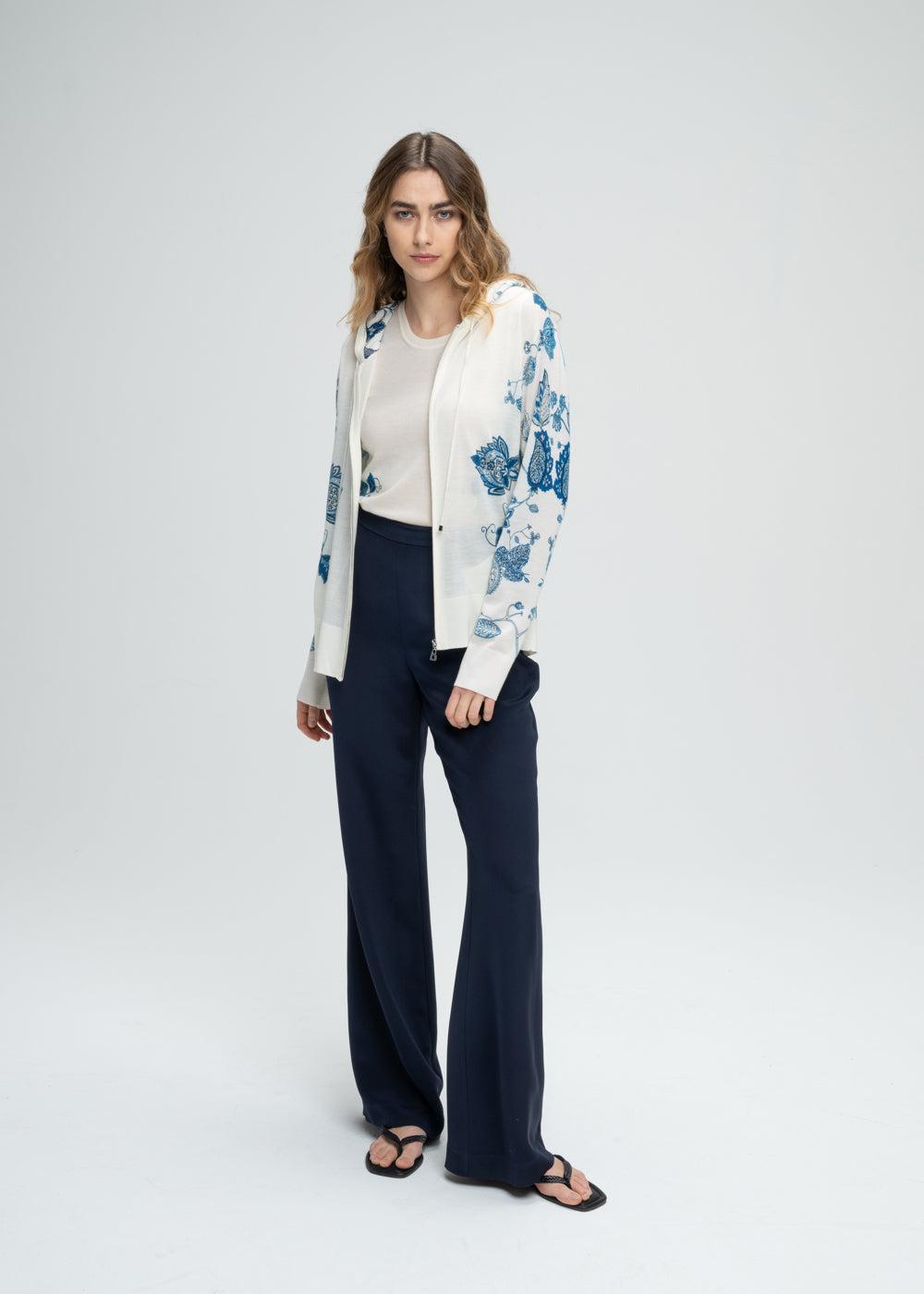 Pantalon fluide en soie marine avec zip invisible latéral et ceinture froncée