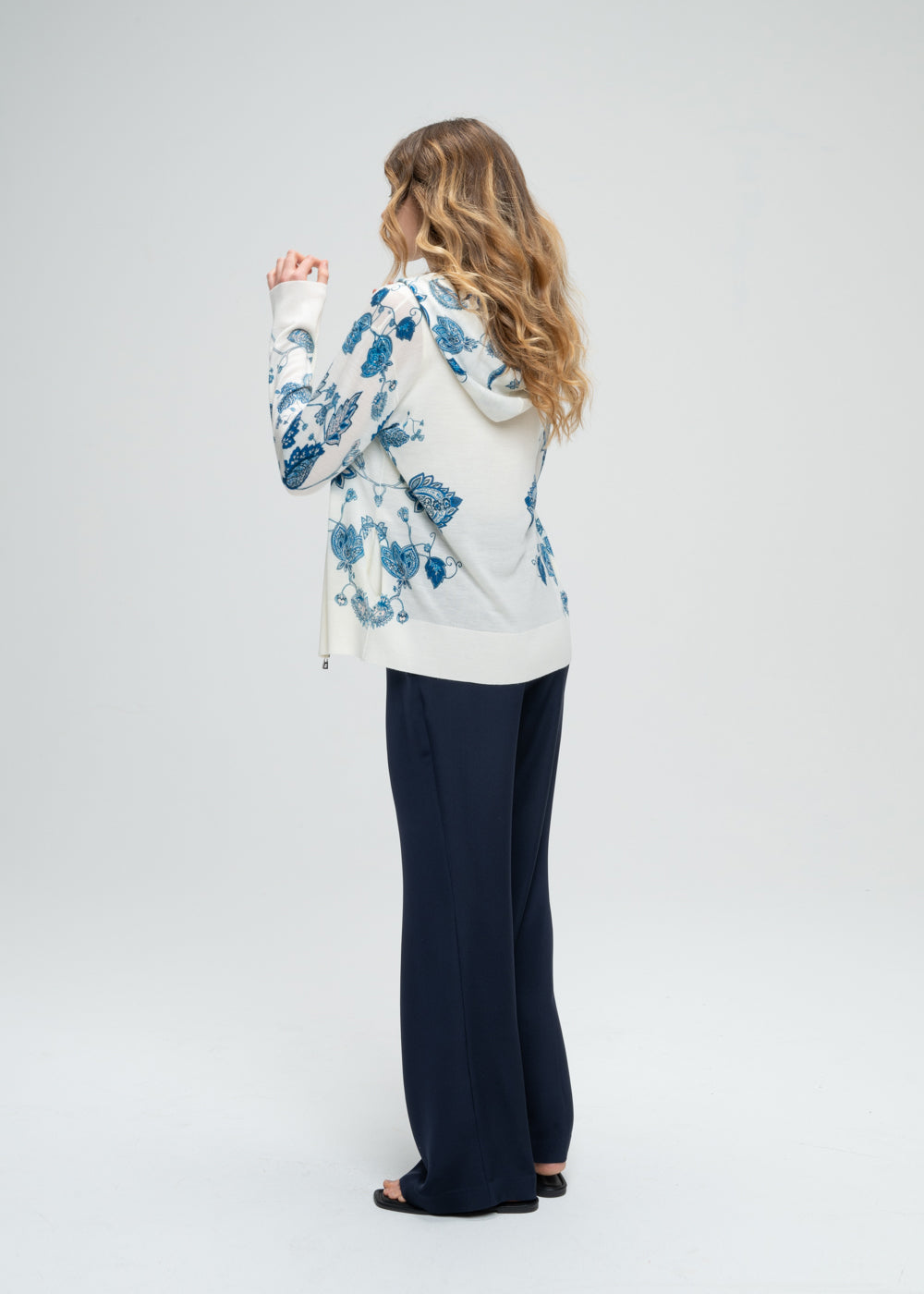 Pantalon fluide en soie marine avec zip invisible latéral et ceinture froncée