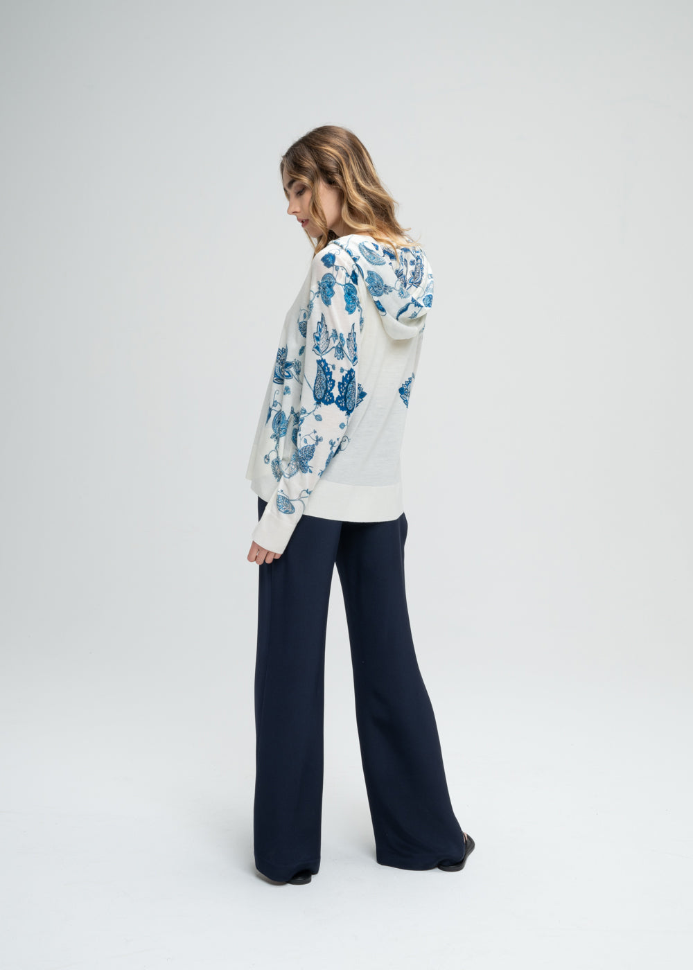 Pantalon fluide en soie marine avec zip invisible latéral et ceinture froncée