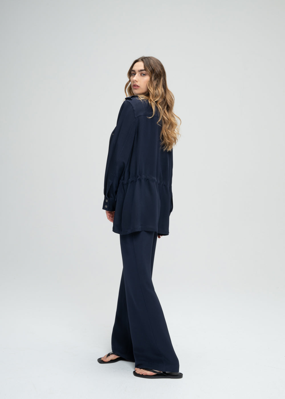 Pantalon fluide en soie marine avec zip invisible latéral et ceinture froncée