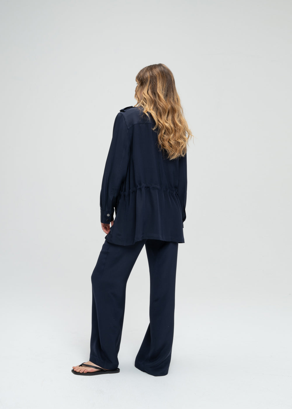 Pantalon fluide en soie marine avec zip invisible latéral et ceinture froncée